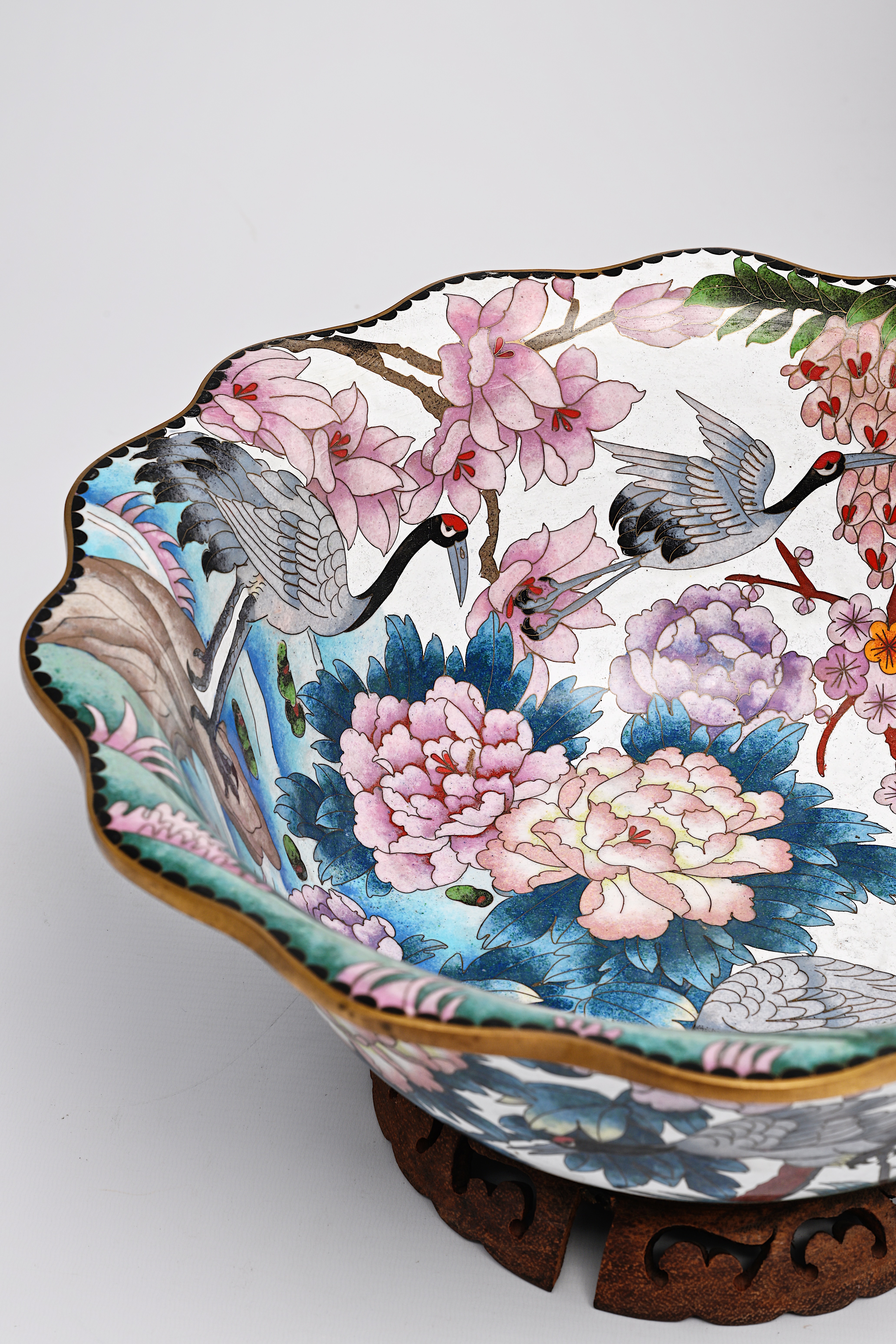 A large Chinese cloisonne dish and a bowl with cranes, 20th C. - Image 13 of 13