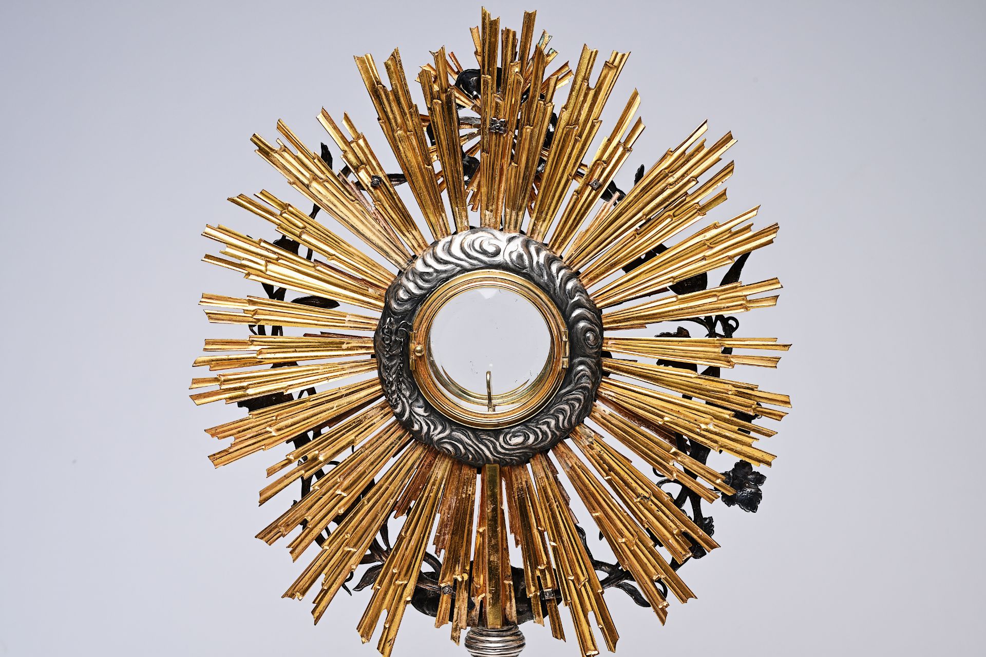A Belgian partly gilt silver monstrance with grape vines, the Mystic Lamb and the Holy Spirit, dated - Bild 5 aus 10