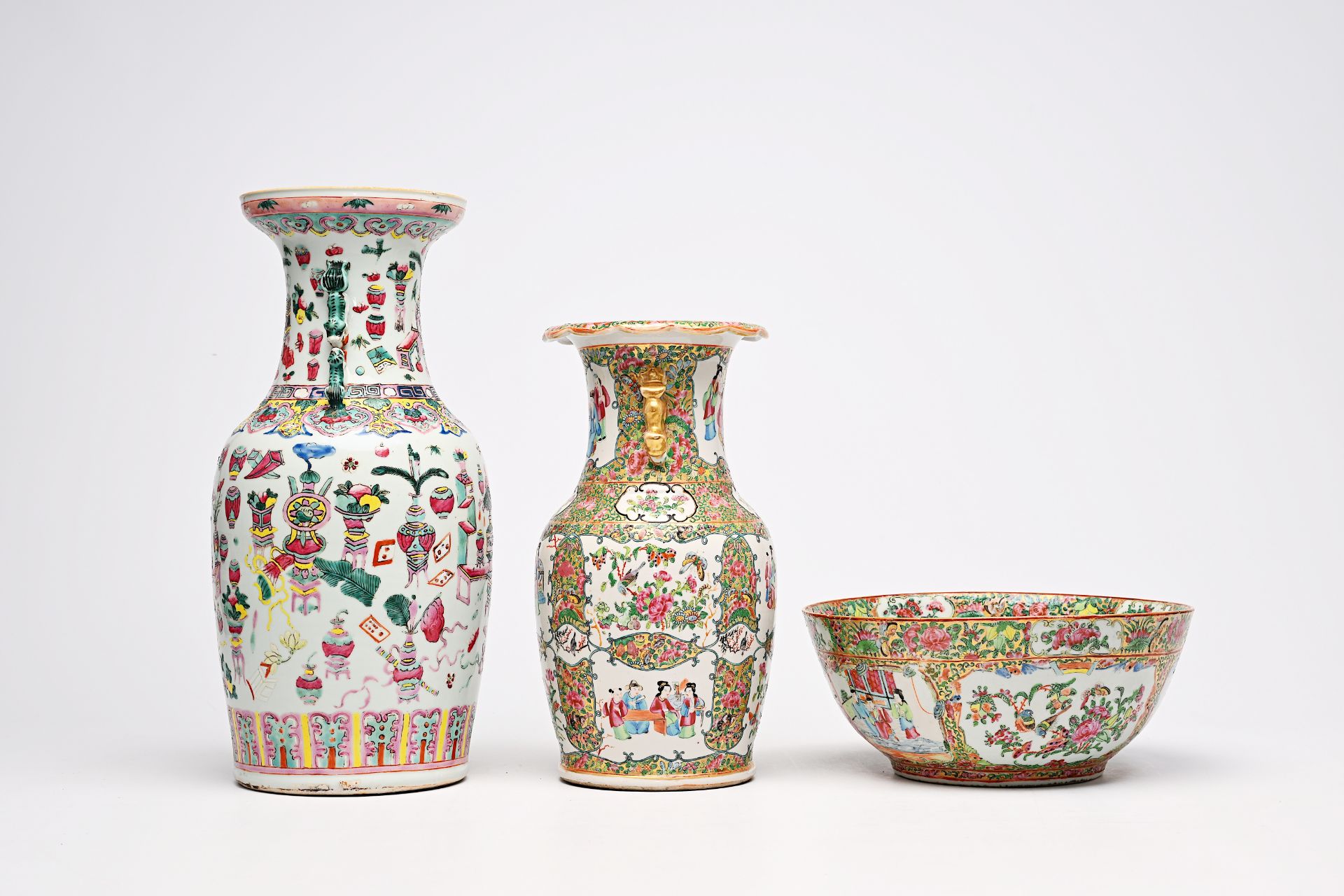 A Chinese famille rose 'antiquities' vase and a Canton famille rose vase and bowl, 19th C. - Bild 4 aus 8
