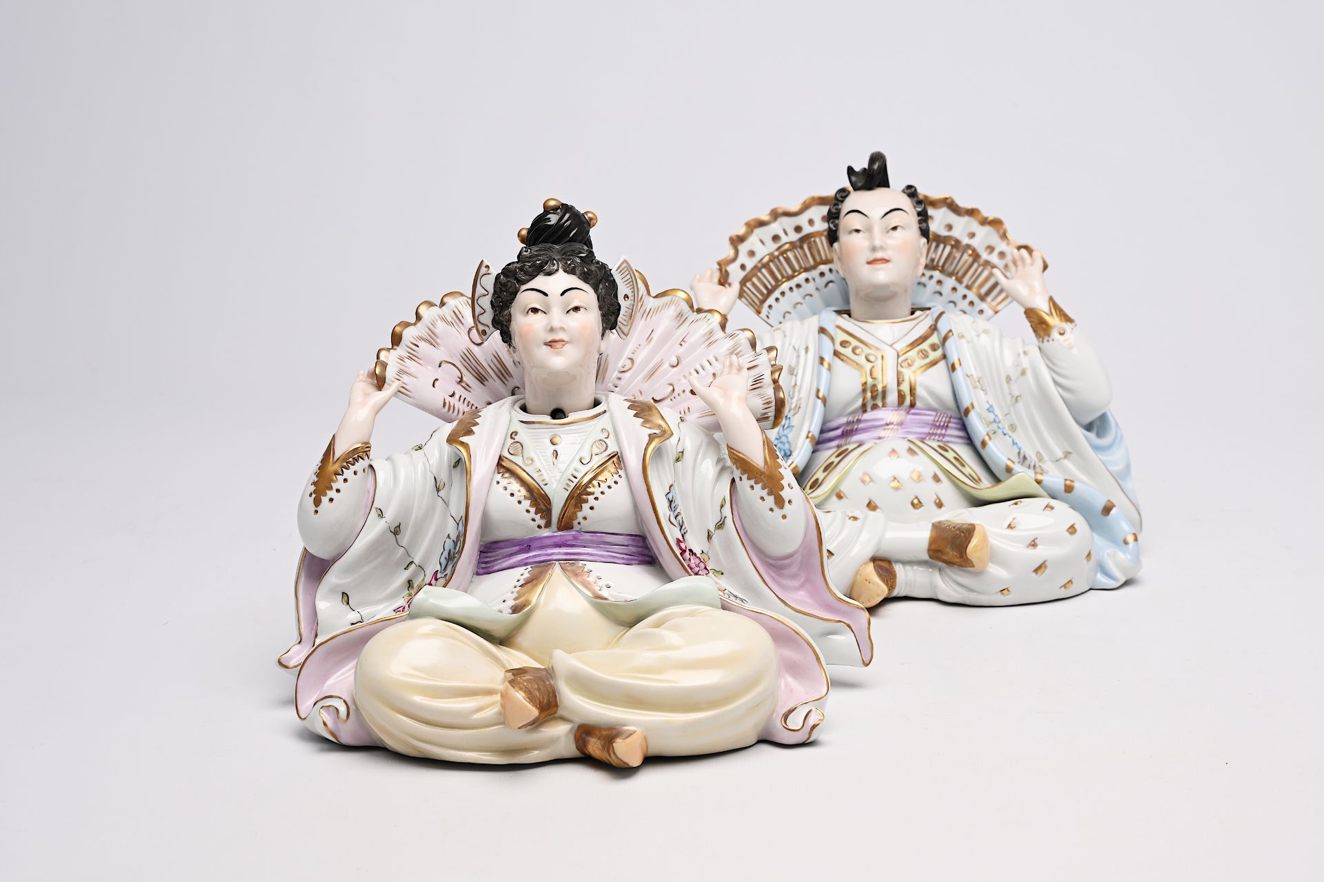 A pair of polychrome decorated Scheibe-Alsbach porcelain nodding-head mandarin figures, Kister mark, - Bild 7 aus 11