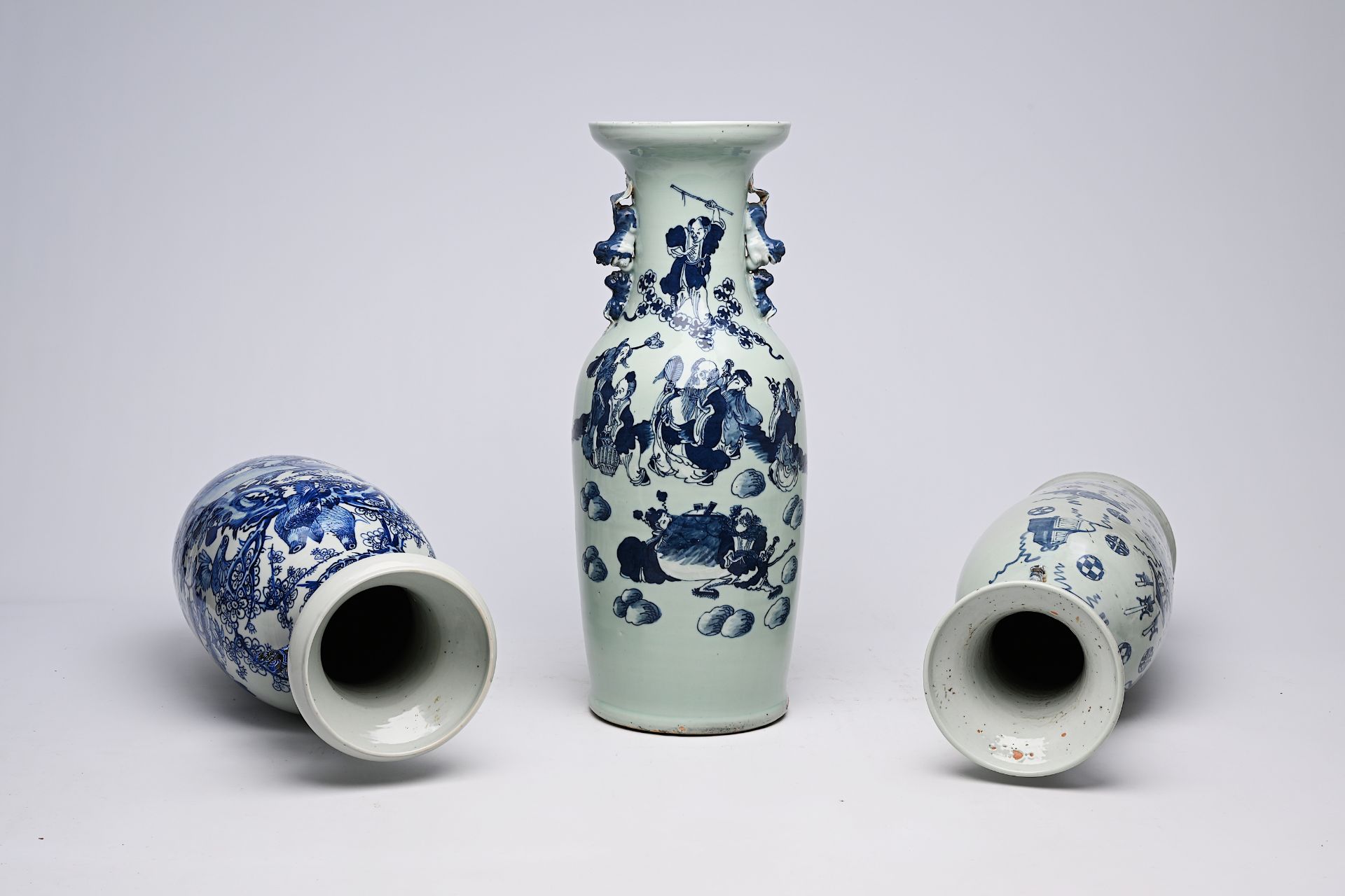 Three various Chinese blue and white celadon ground vases, 19th/20th C. - Bild 14 aus 16