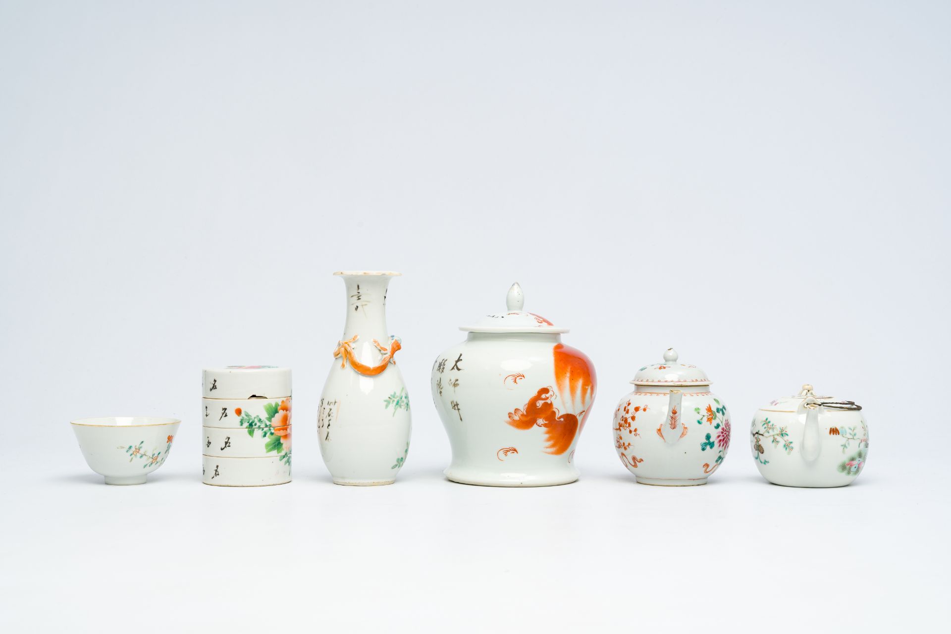 A varied collection of Chinese famille rose and iron-red porcelain with Buddhist lions and floral de - Image 5 of 11