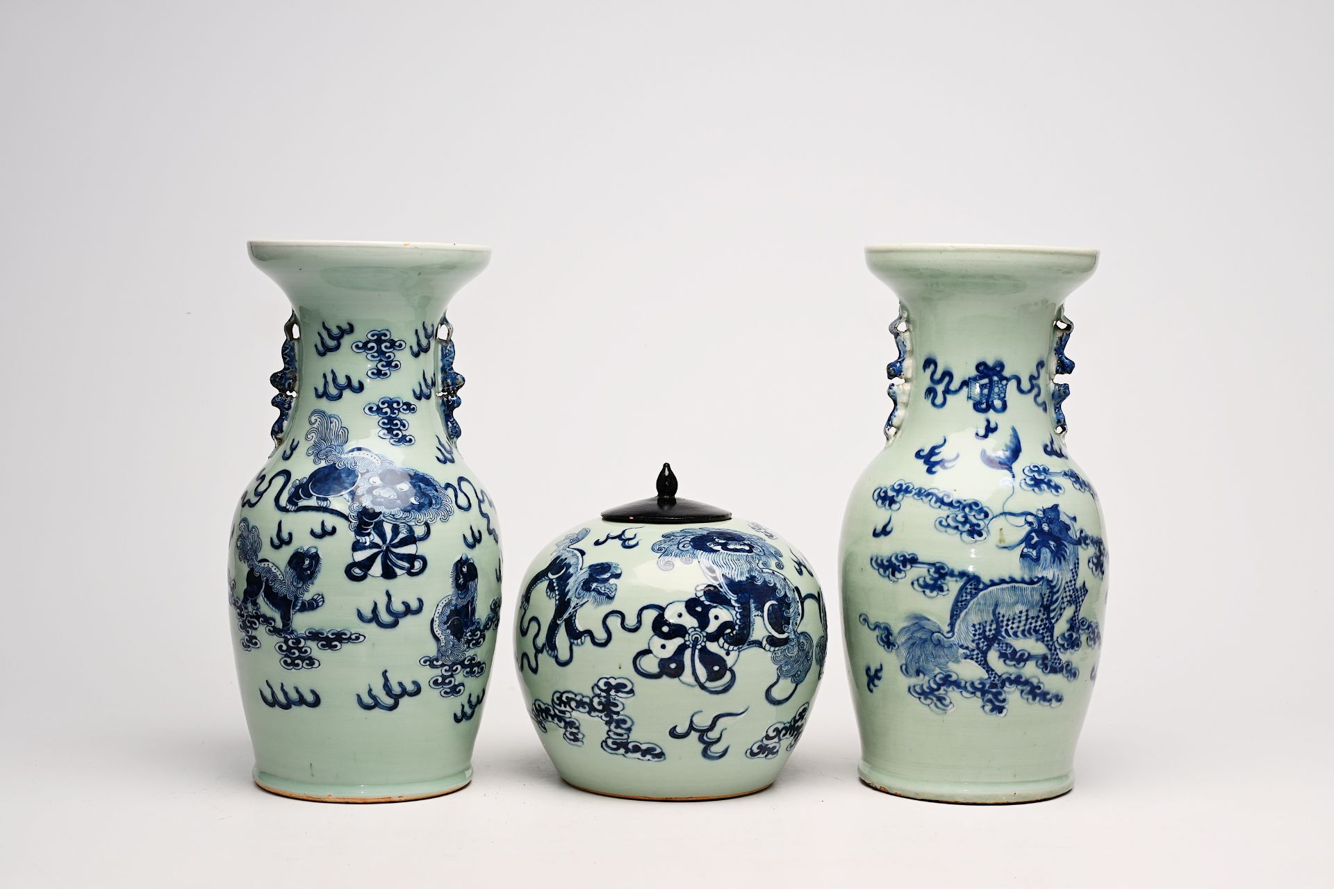 Two Chinese blue and white celadon ground vases and a jar and cover with Buddhist lions and a qilin, - Bild 4 aus 14