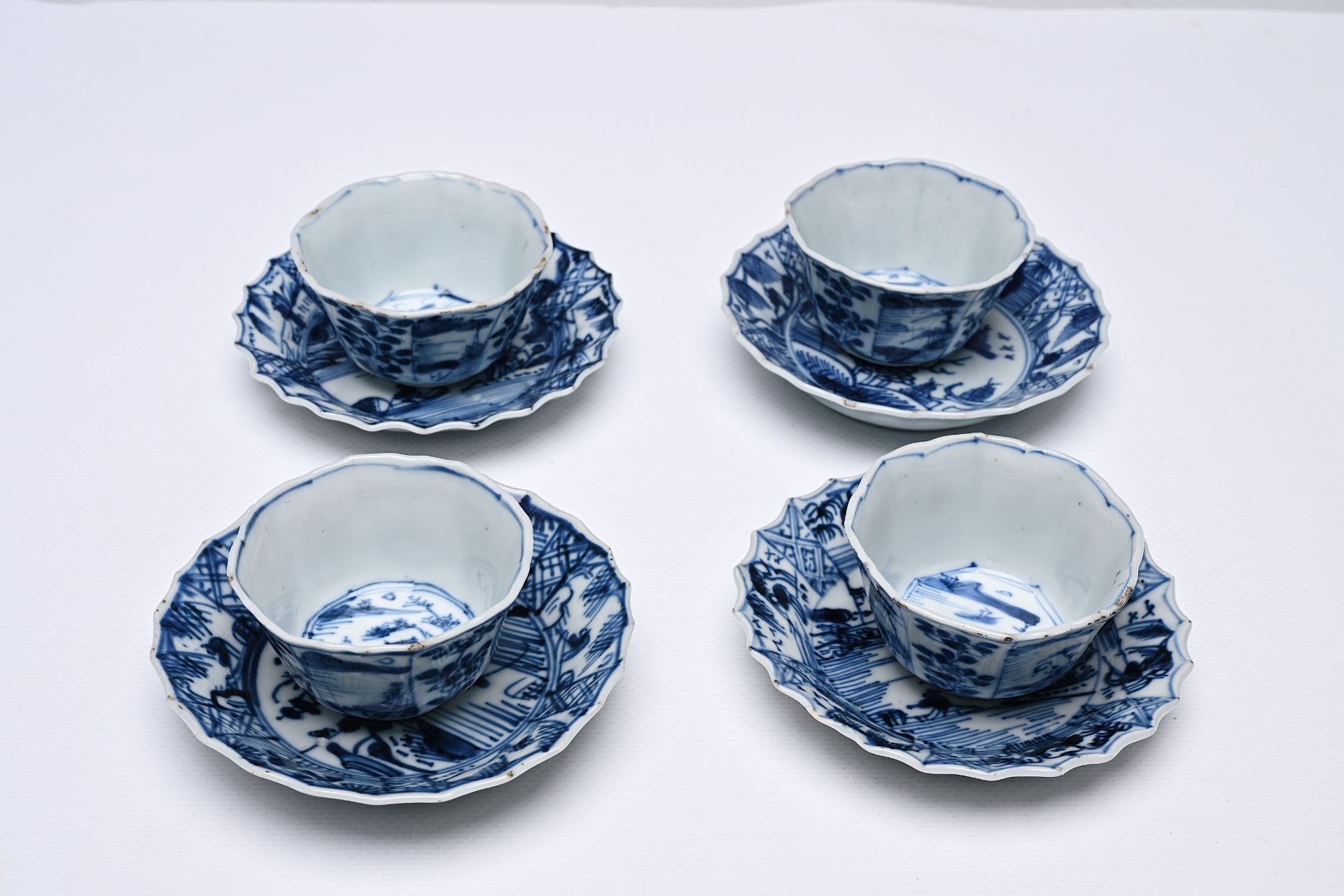 Four Chinese blue and white cups and saucers with floral design and landscapes, Kangxi - Bild 12 aus 12