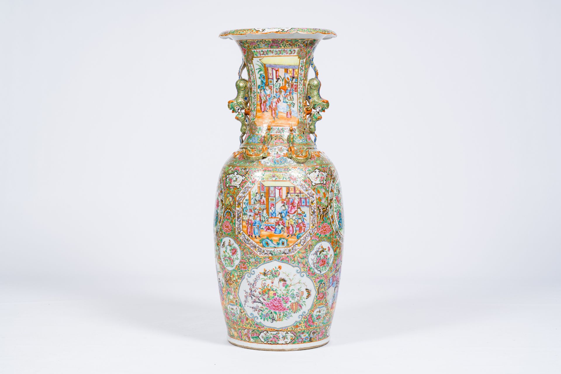 A large and fine Chinese Canton famille rose vase with palace scenes, birds and butterflies among bl - Bild 3 aus 6