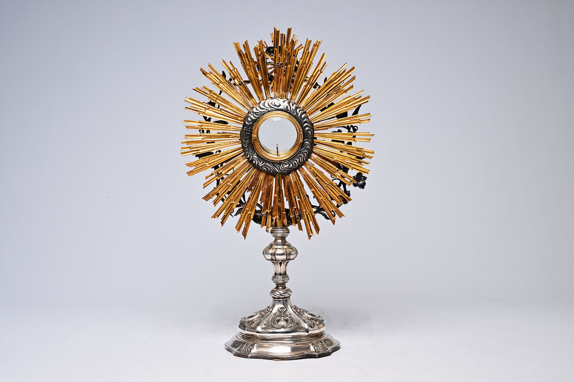 A Belgian partly gilt silver monstrance with grape vines, the Mystic Lamb and the Holy Spirit, dated - Bild 4 aus 10