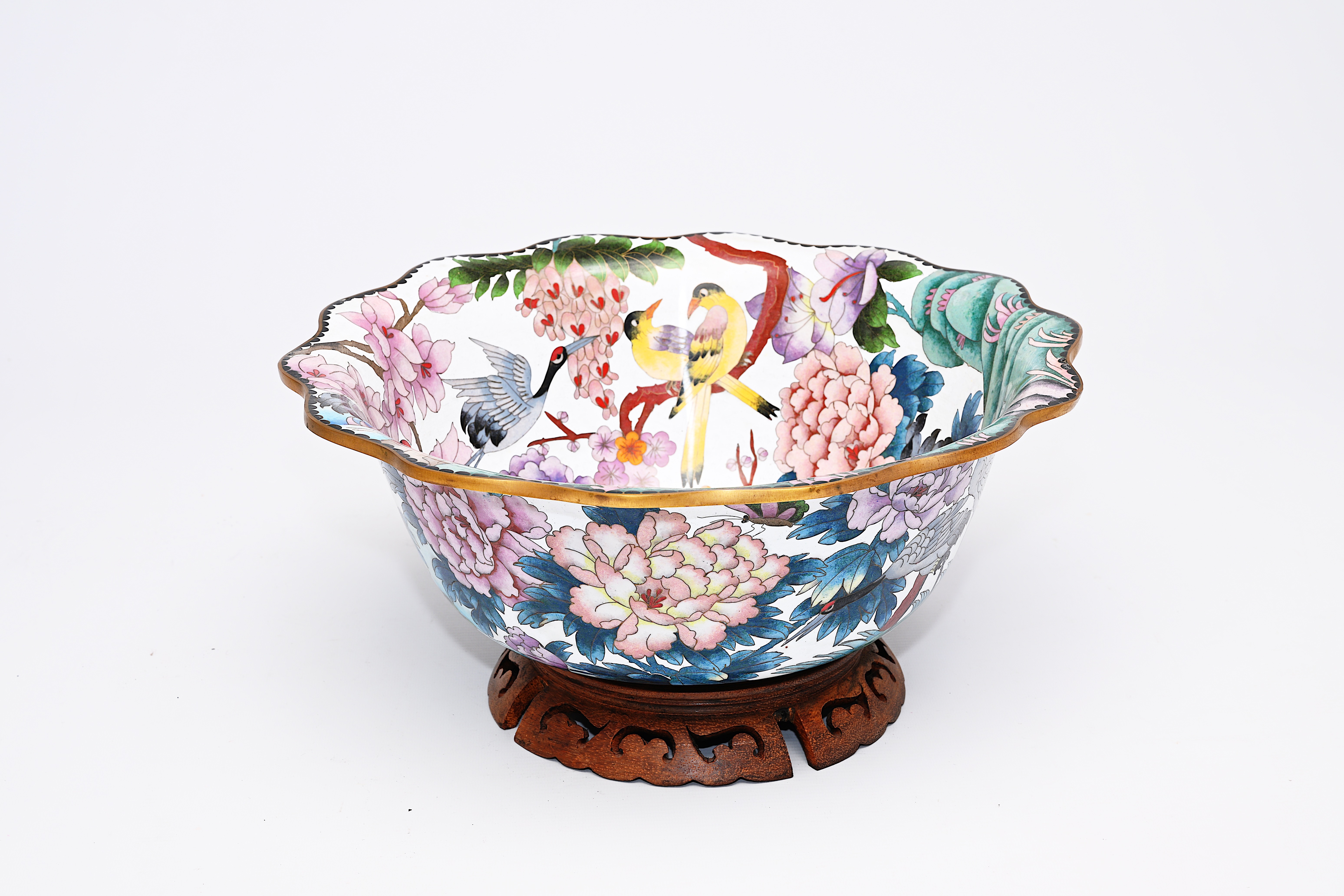 A large Chinese cloisonne dish and a bowl with cranes, 20th C. - Image 6 of 13