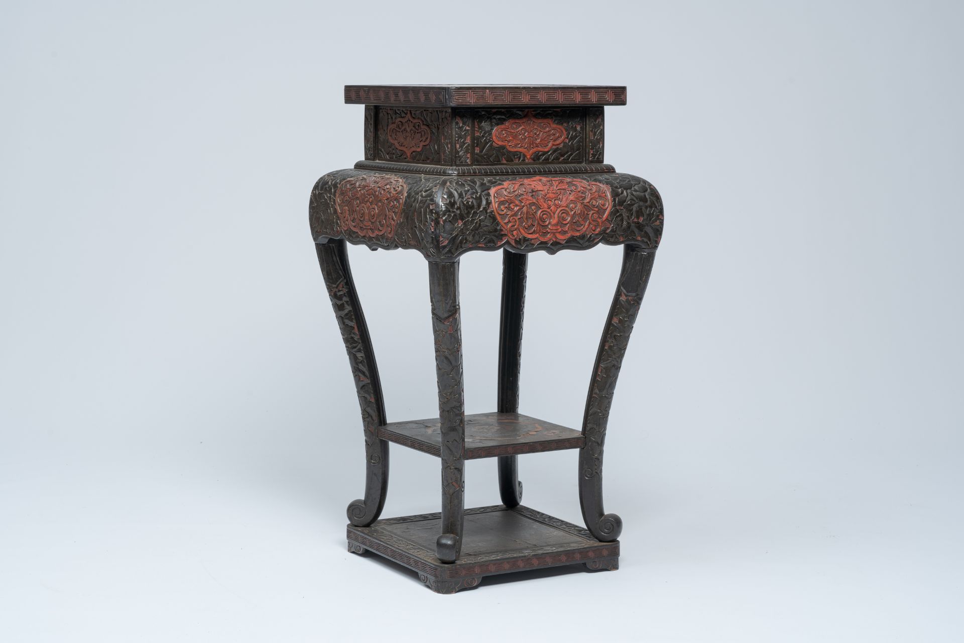 A Japanese red and black lacquered wood stand with floral design, Meiji, 19th/20th C. - Bild 2 aus 8
