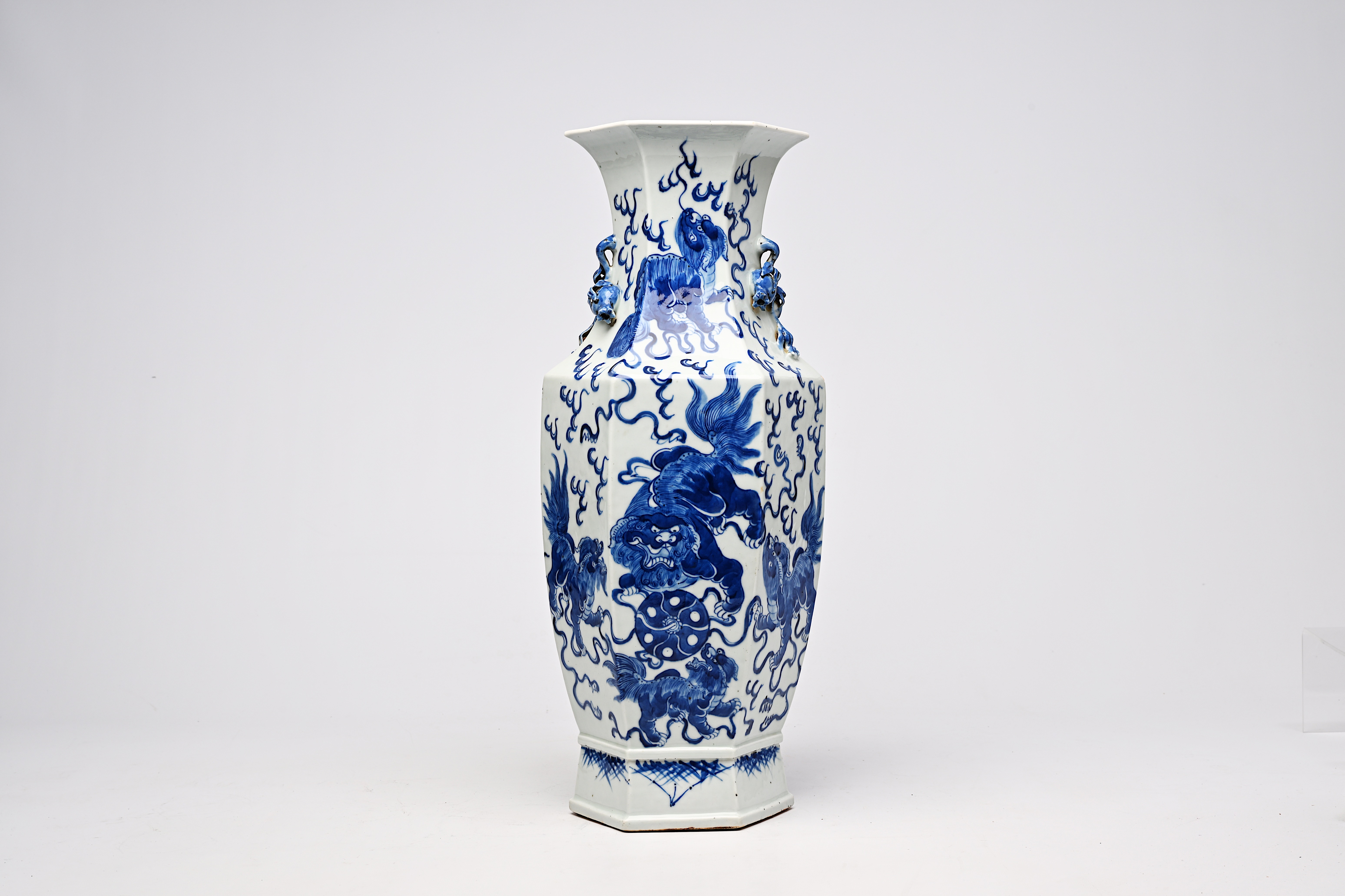 A hexagonal Chinese blue and white 'Buddhist lions' vase, 19th C. - Image 2 of 20