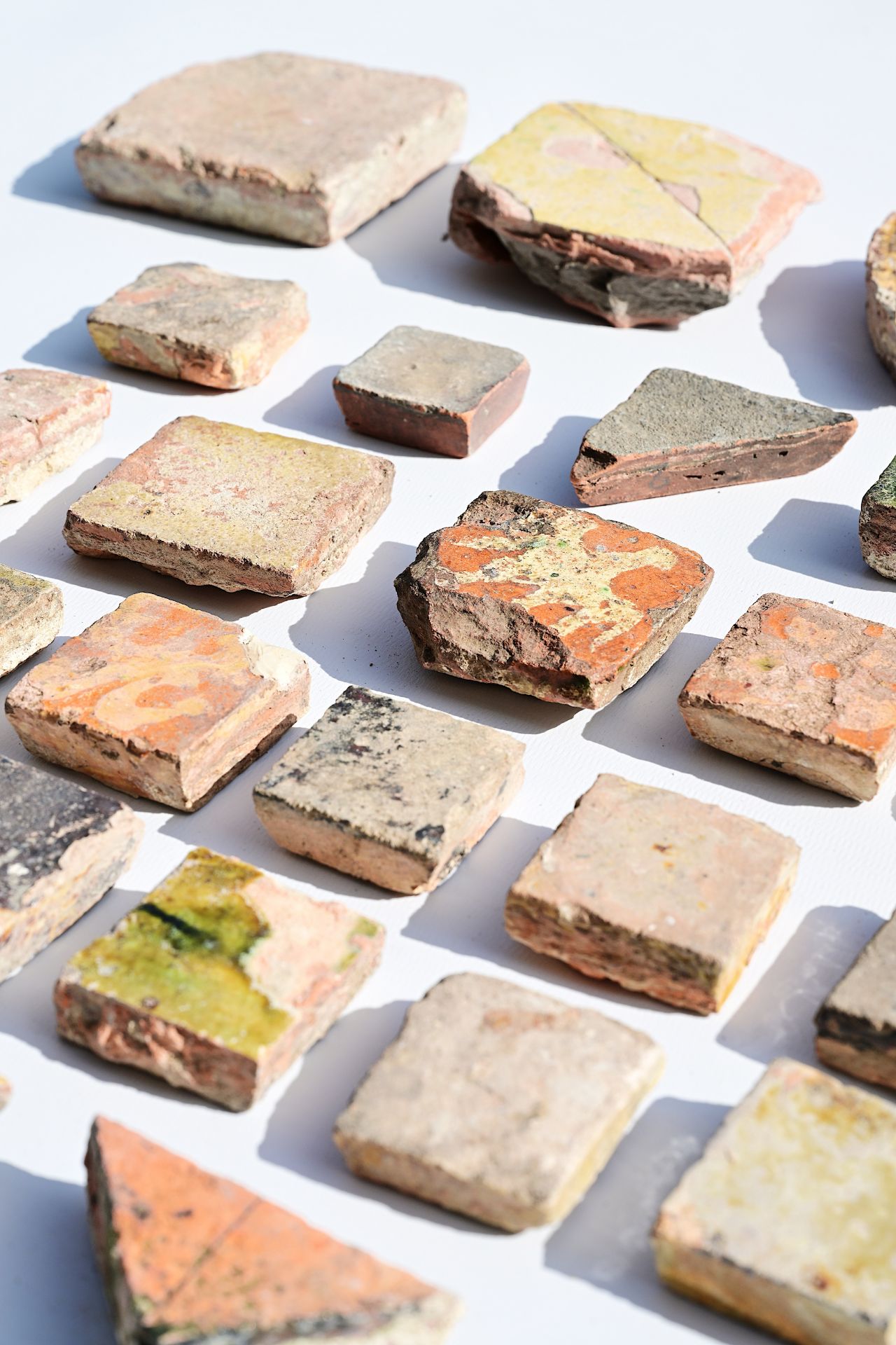 A varied collection of medieval tile fragments, 12th/16th C. - Bild 3 aus 4