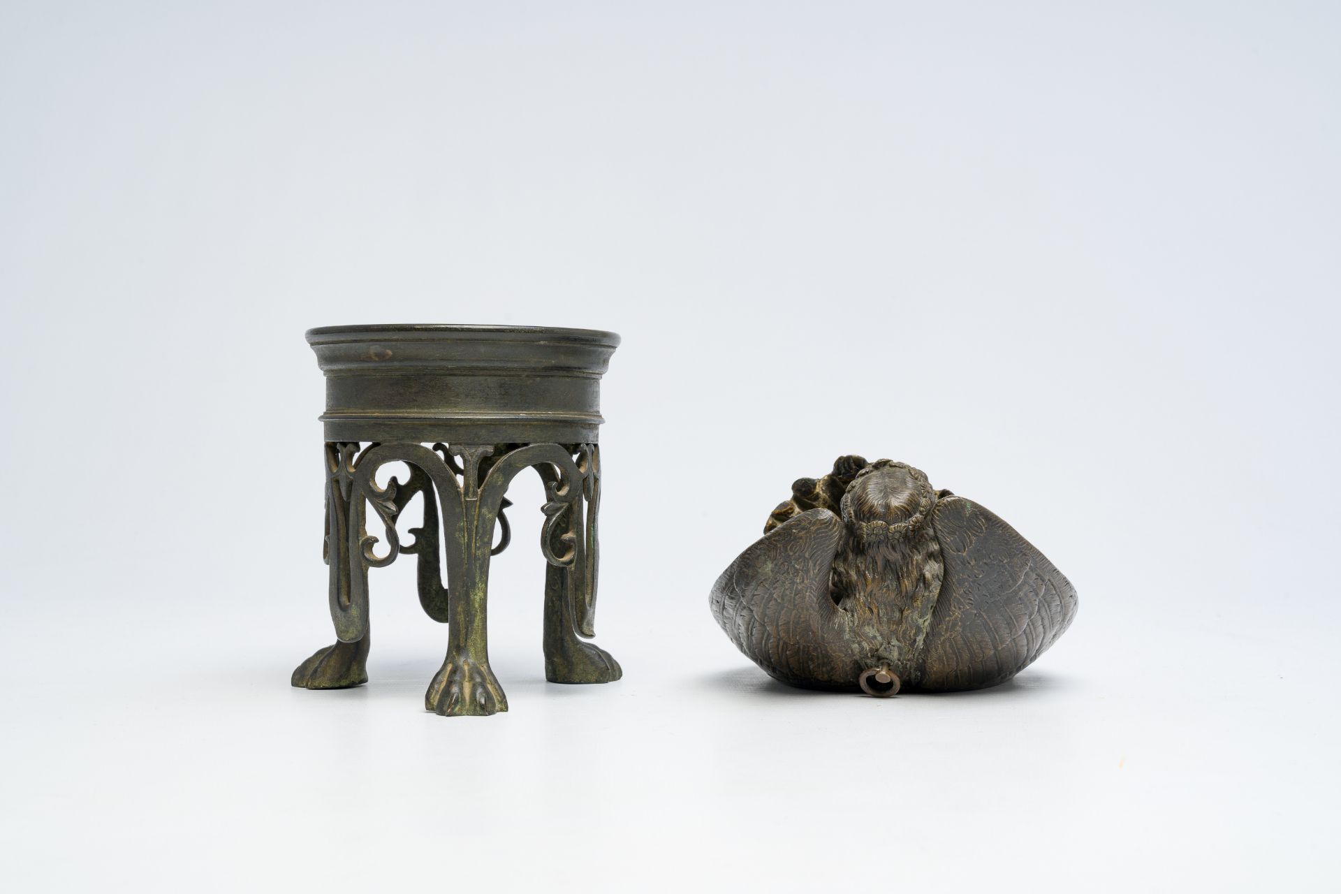 An Italian 'Grand Tour' patinated bronze tripod stand and a holy water font in the shape of an angel - Bild 3 aus 7
