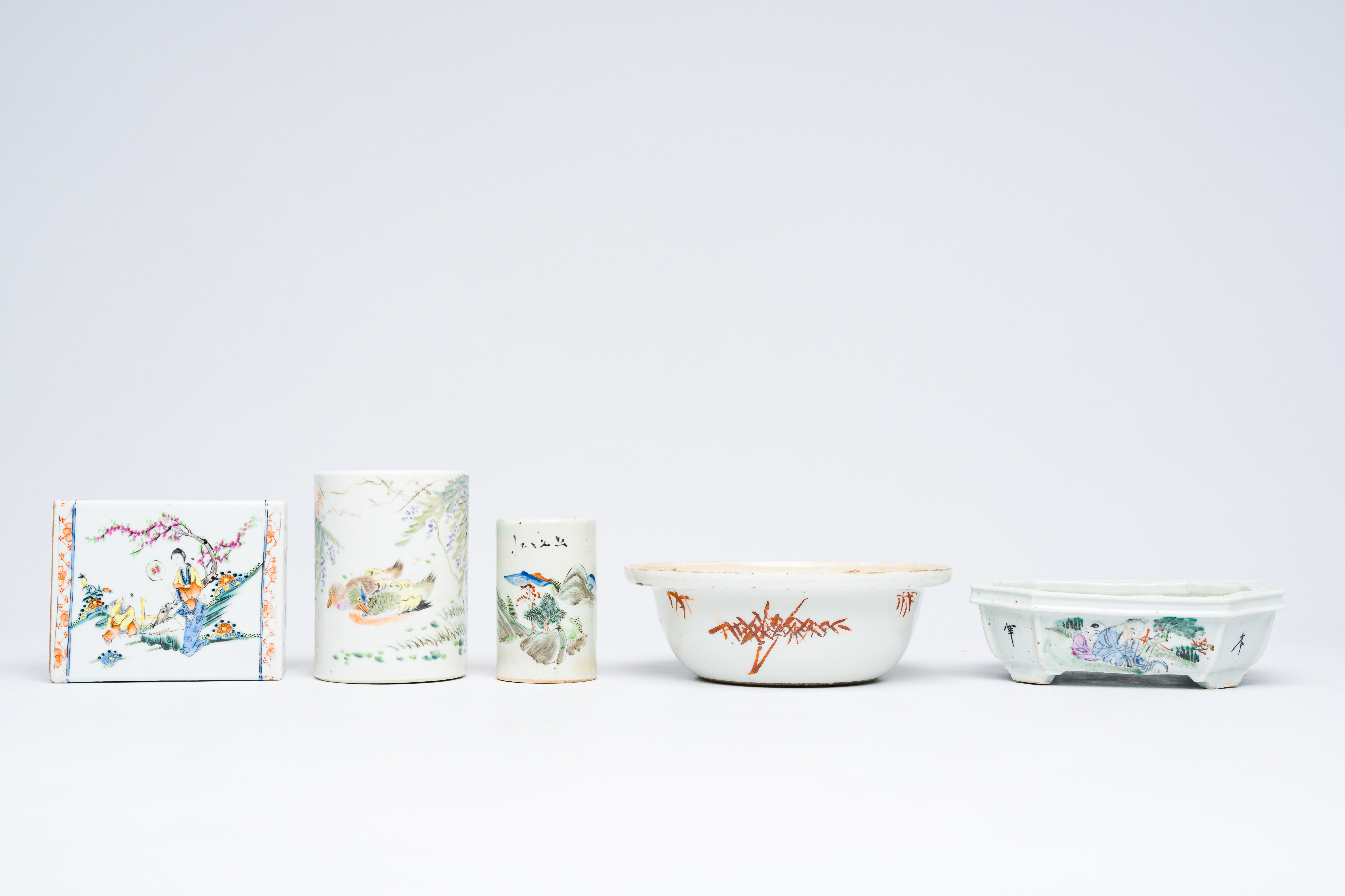 A varied collection of Chinese qianjiang cai and famille rose porcelain, 19th/20th C. - Image 4 of 14