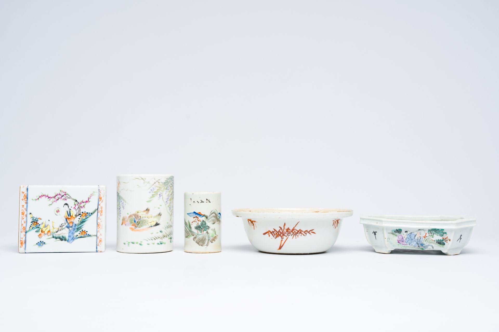 A varied collection of Chinese qianjiang cai and famille rose porcelain, 19th/20th C. - Bild 4 aus 14