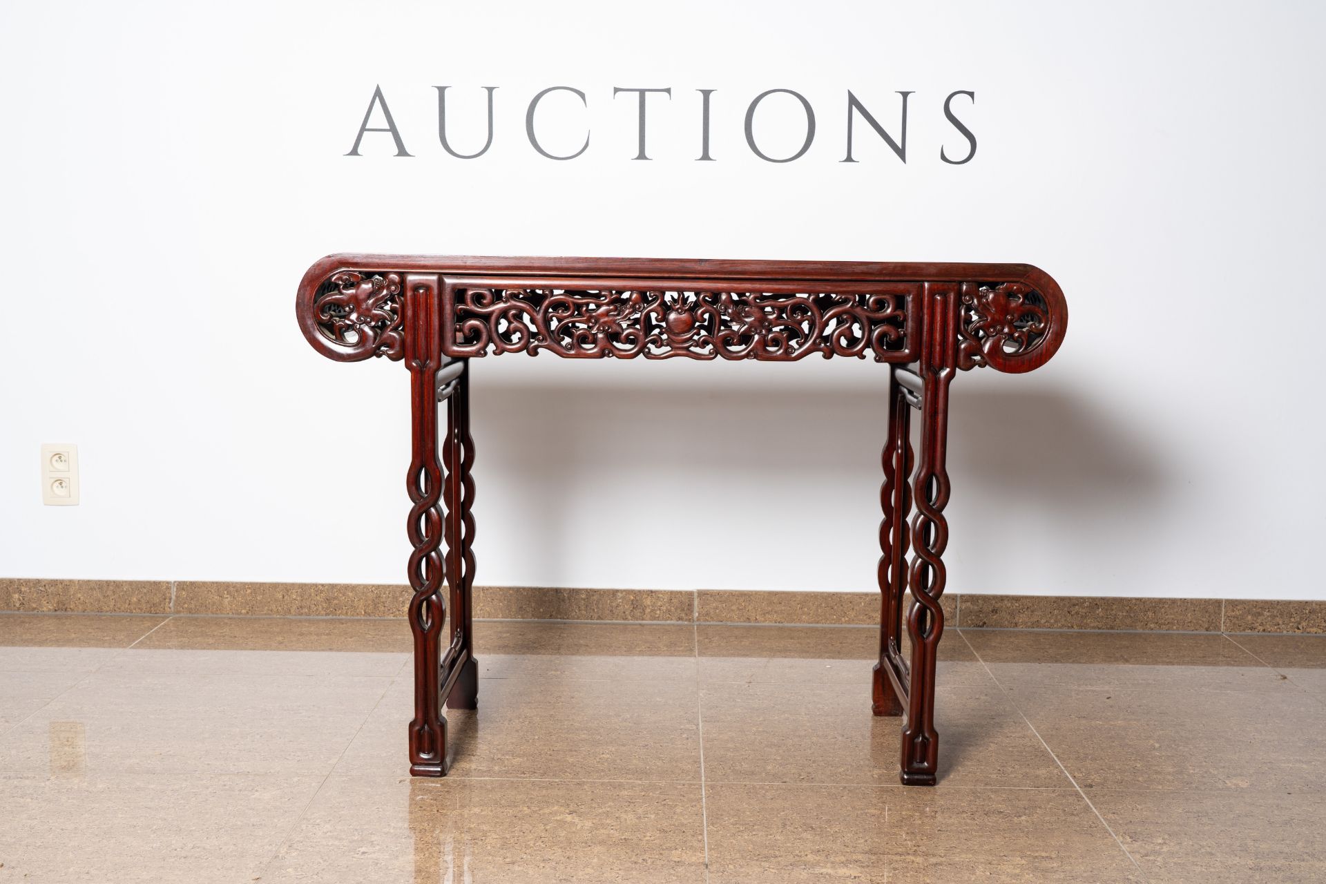 A Chinese carved hardwood 'dragons chasing the pearl' altar table, 20th C. - Bild 5 aus 8