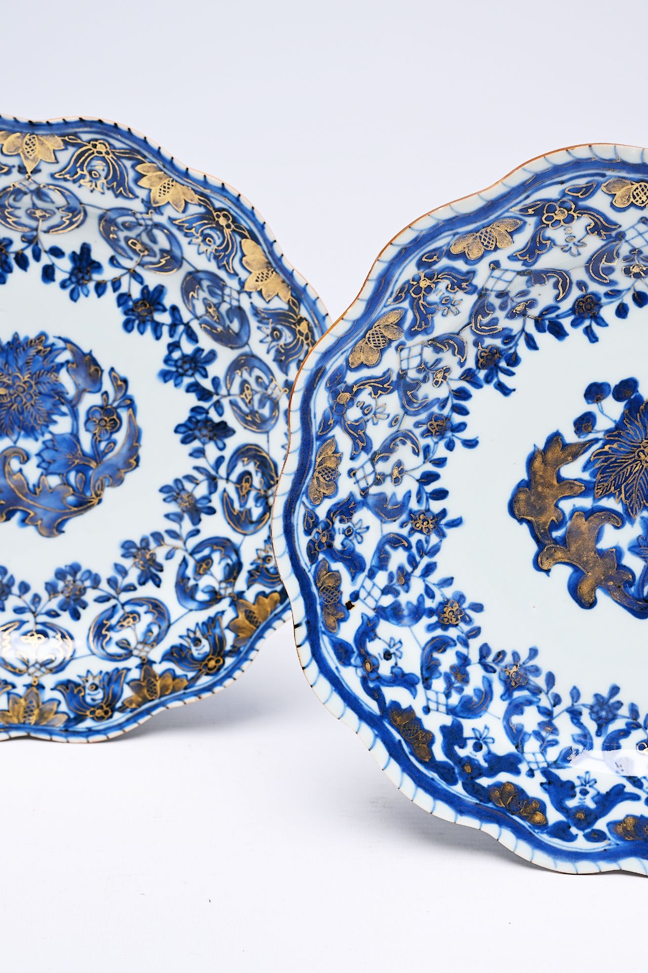 A pair of Chinese lobed blue, white and gilt plates with floral design, Qianlong - Bild 4 aus 4