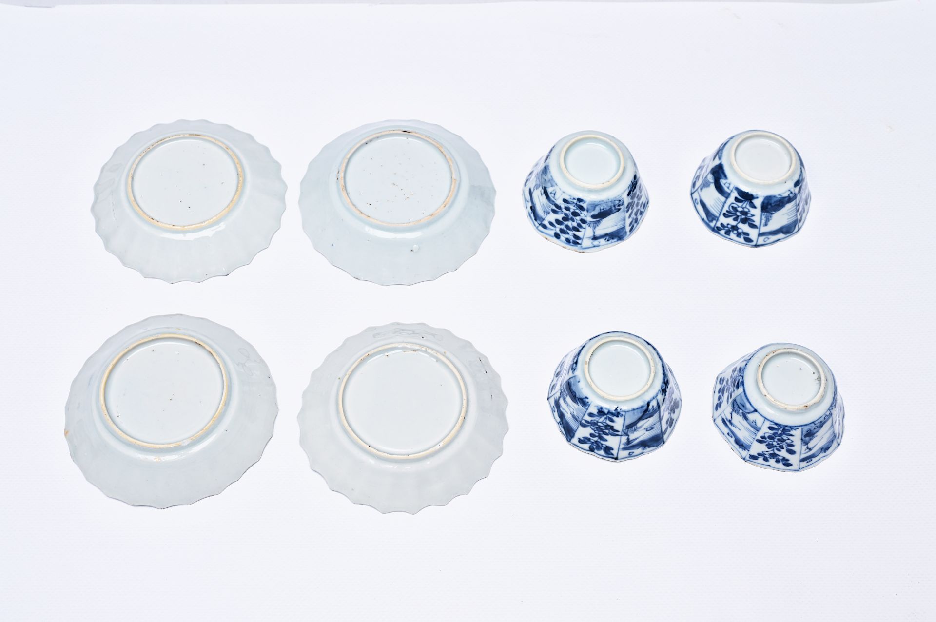 Four Chinese blue and white cups and saucers with floral design and landscapes, Kangxi - Bild 10 aus 12