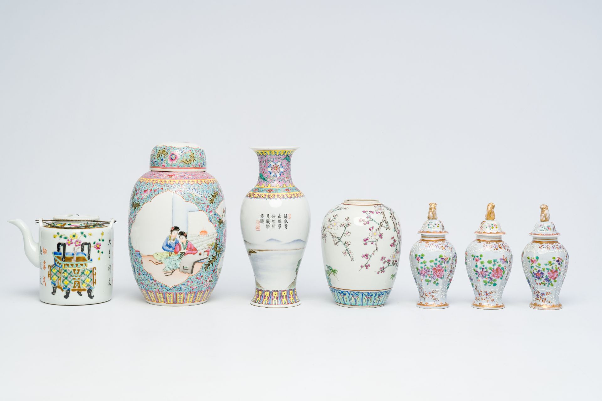 A varied collection of Chinese famille rose porcelain and three French Samson famille rose style 'ar - Bild 7 aus 17