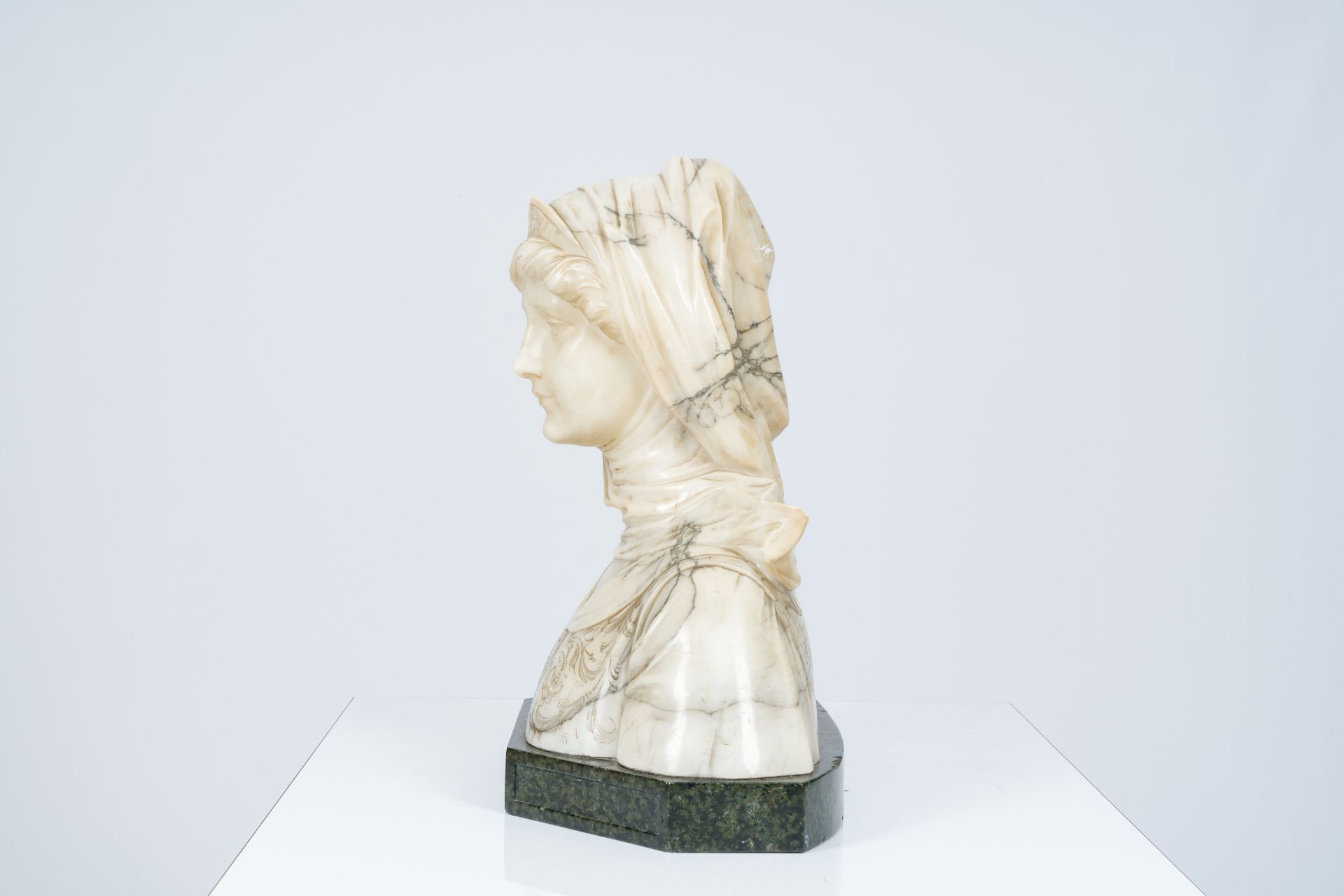 A. Cyprien (Adolfo Cipriani, 1857-1941): Bust of a lady, alabaster on a marble base - Bild 2 aus 5