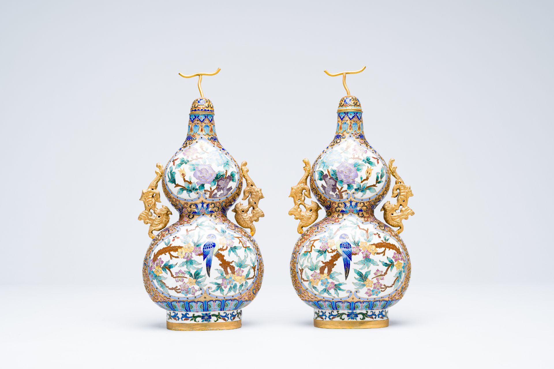 A pair of Chinese cloisonne double gourd vases on wooden stands, 20th C. - Image 2 of 9