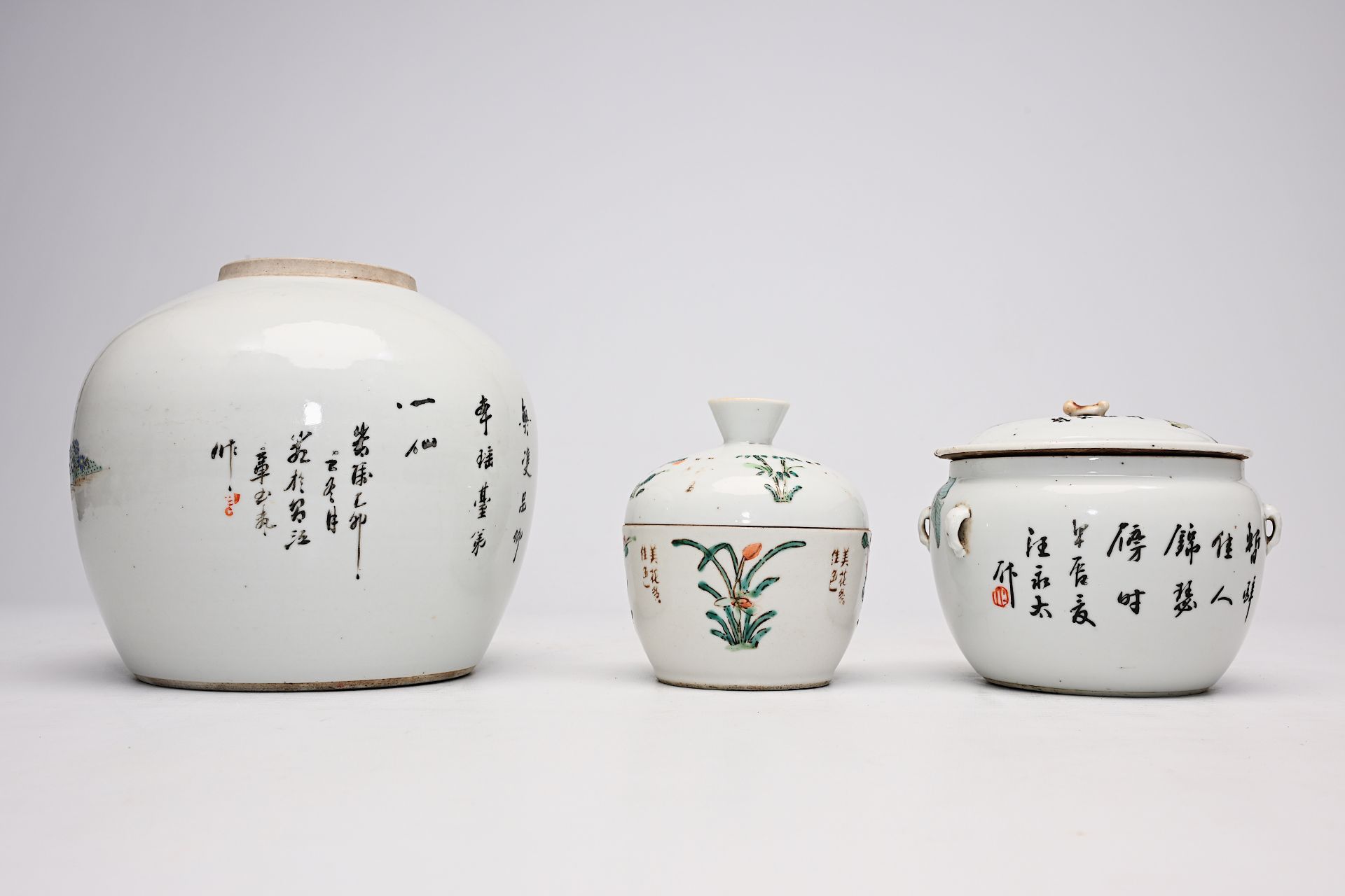 A varied collection of Chinese famille rose and qianjiang cai porcelain, 19th/20th C. - Image 10 of 58