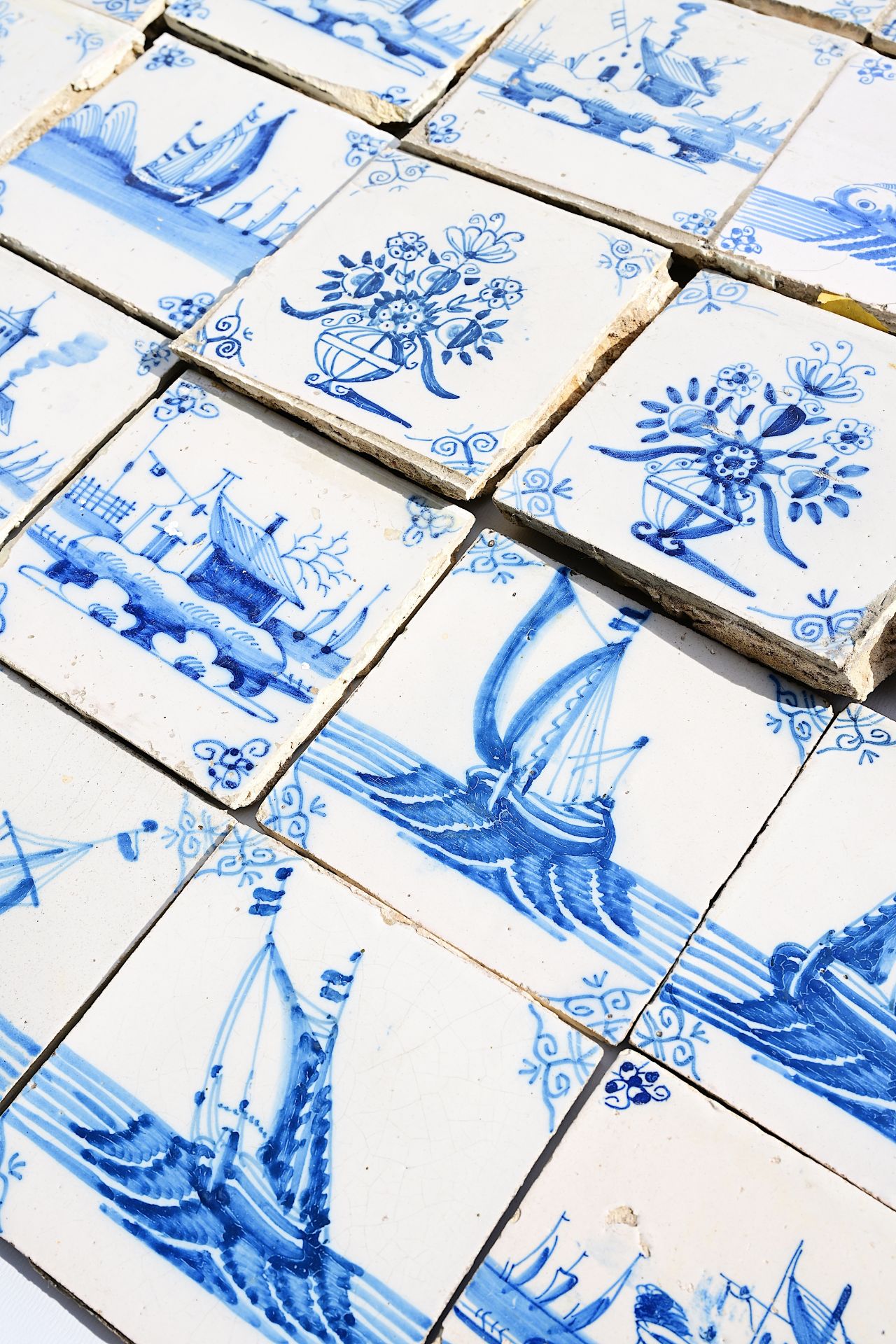 A varied collection of Dutch Delft blue and white tiles with flowers, boats, animals, sea monsters a - Bild 3 aus 3