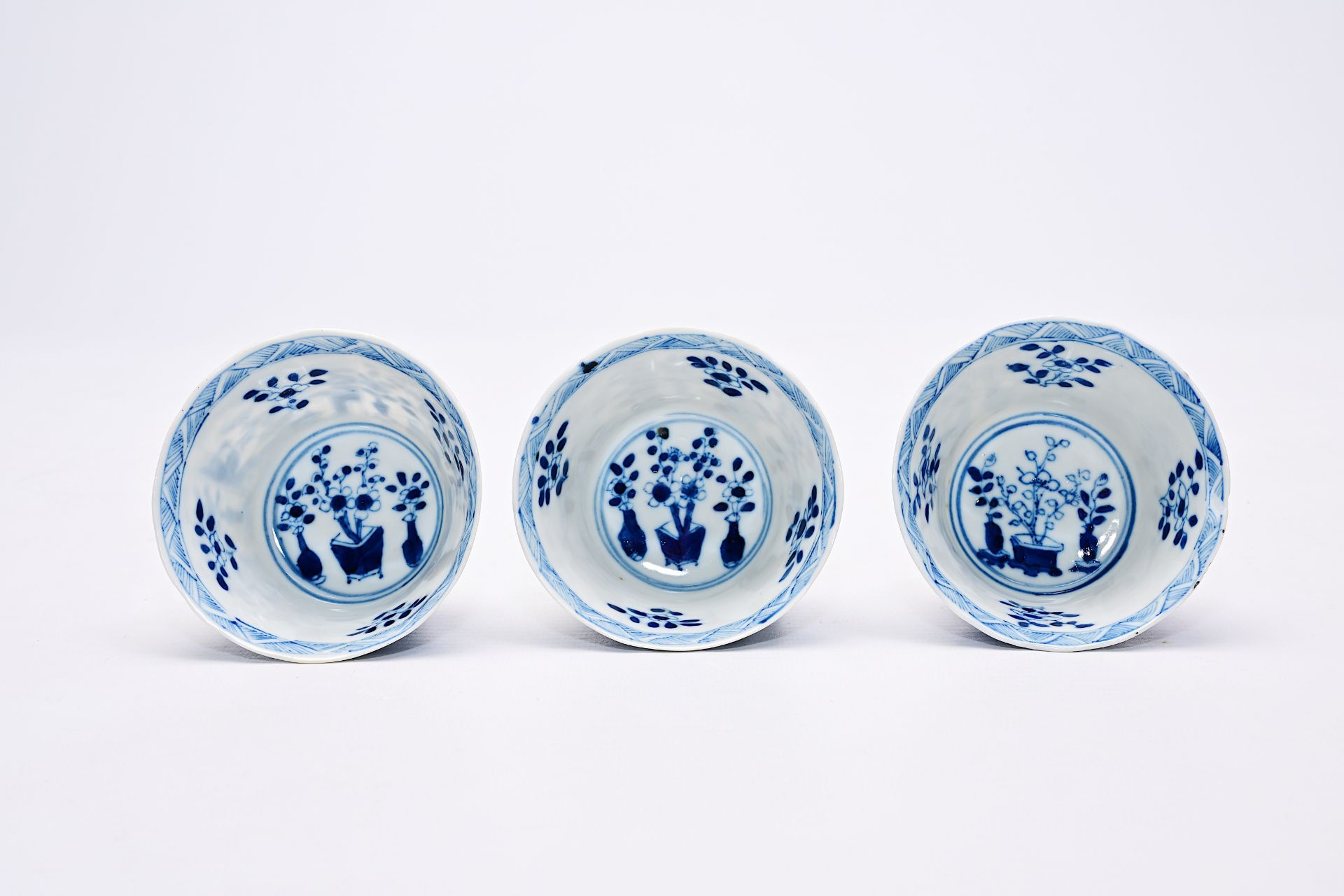 A varied collection of Chinese blue and white porcelain with floral design and figures in a landscap - Bild 14 aus 22