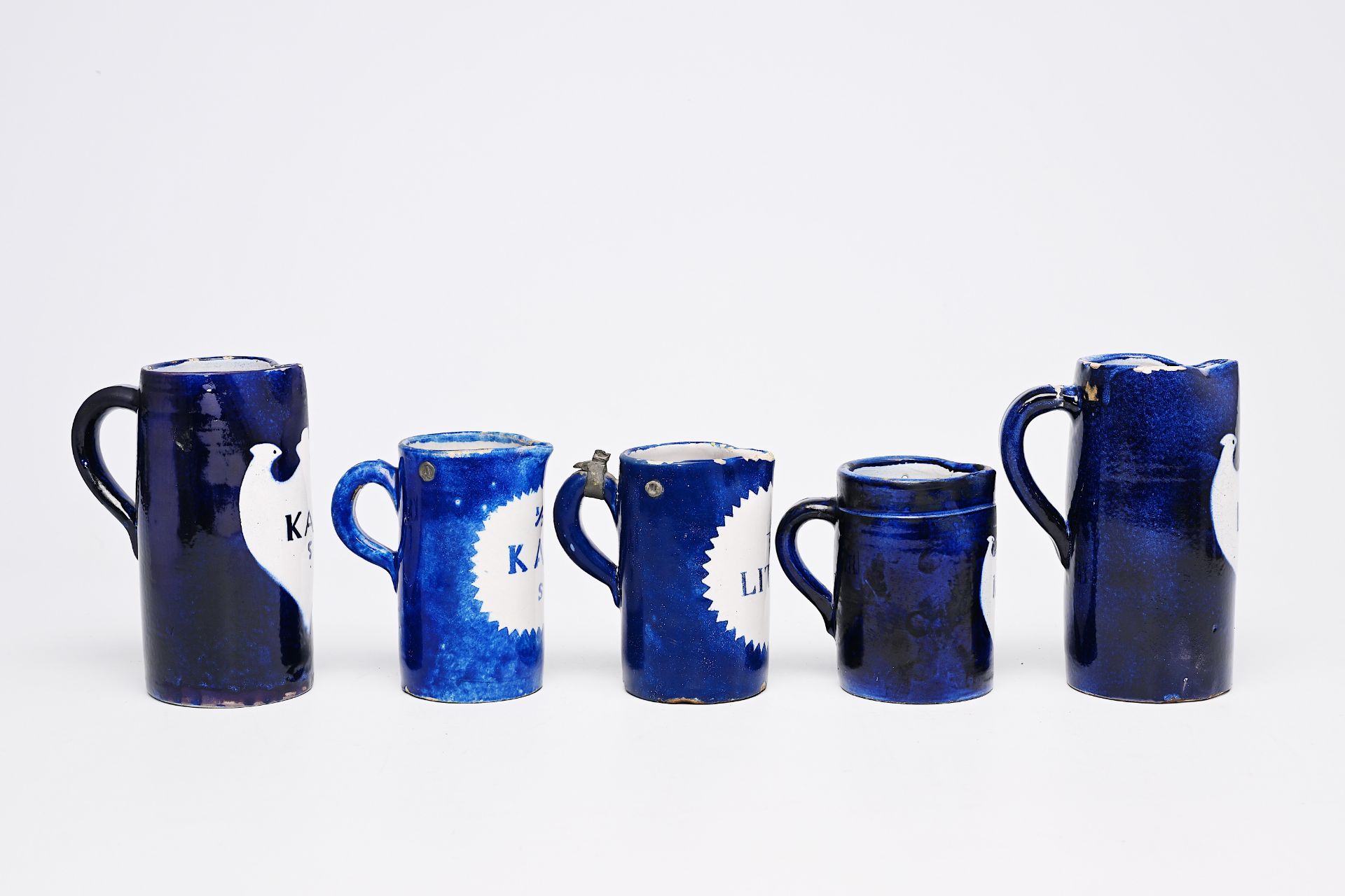Seven blue and white Brussels faience beer mugs and two black-glazed Namur pottery ewers, 18th/19th - Bild 11 aus 15