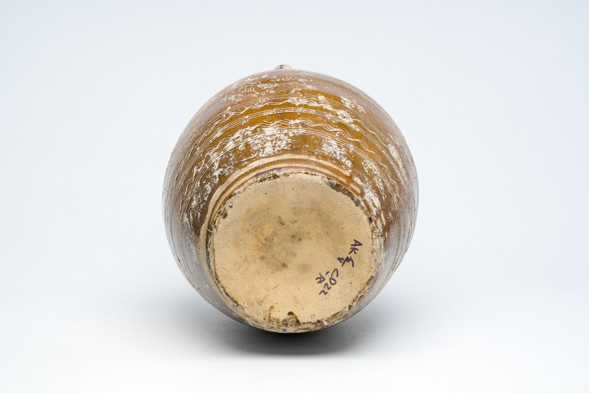 A Chinese stoneware martaban jar with incised design, 19th C. - Image 6 of 6