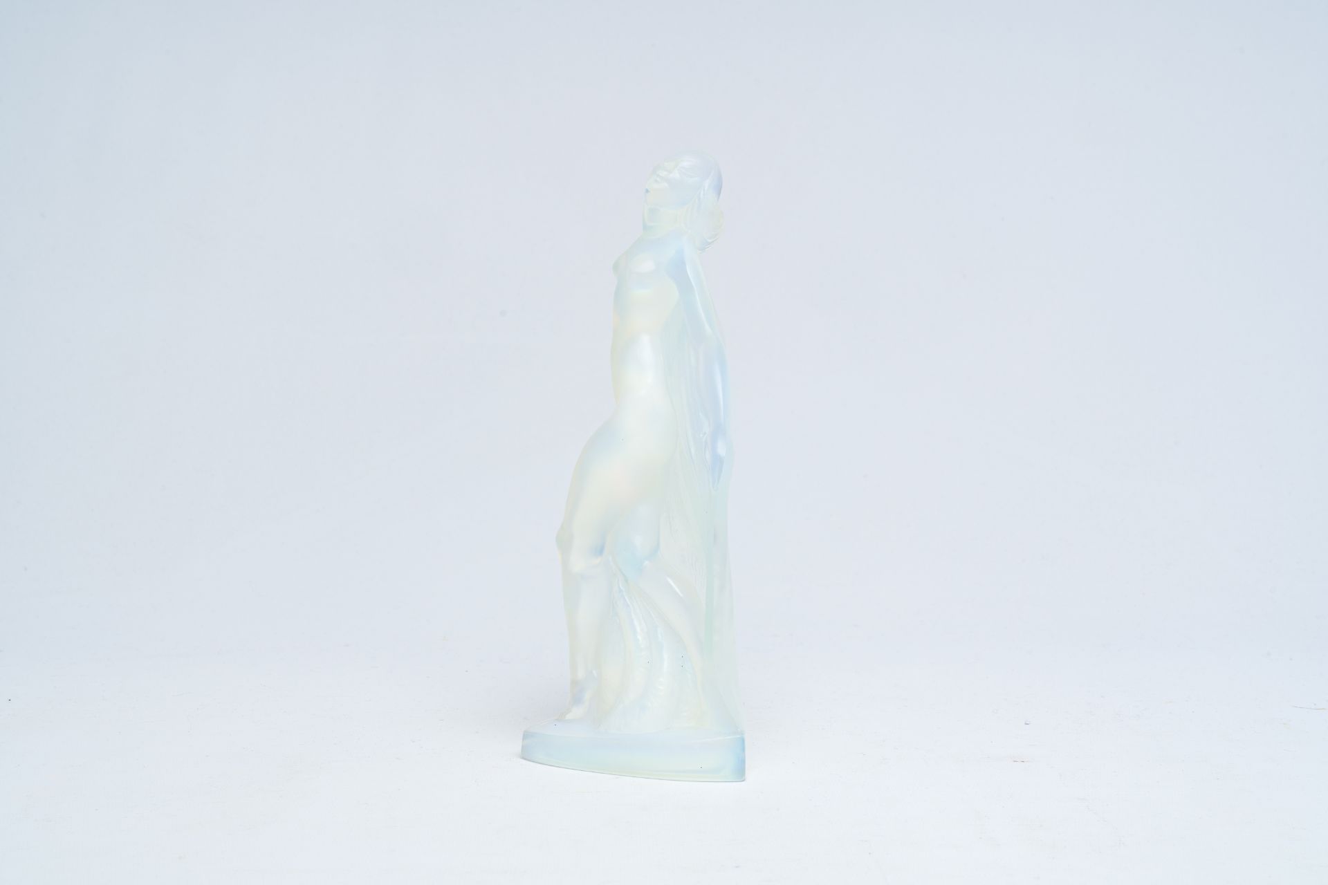 A French Sabino opalescent glass figurine of Isadora Duncan, 20th C. - Image 9 of 13