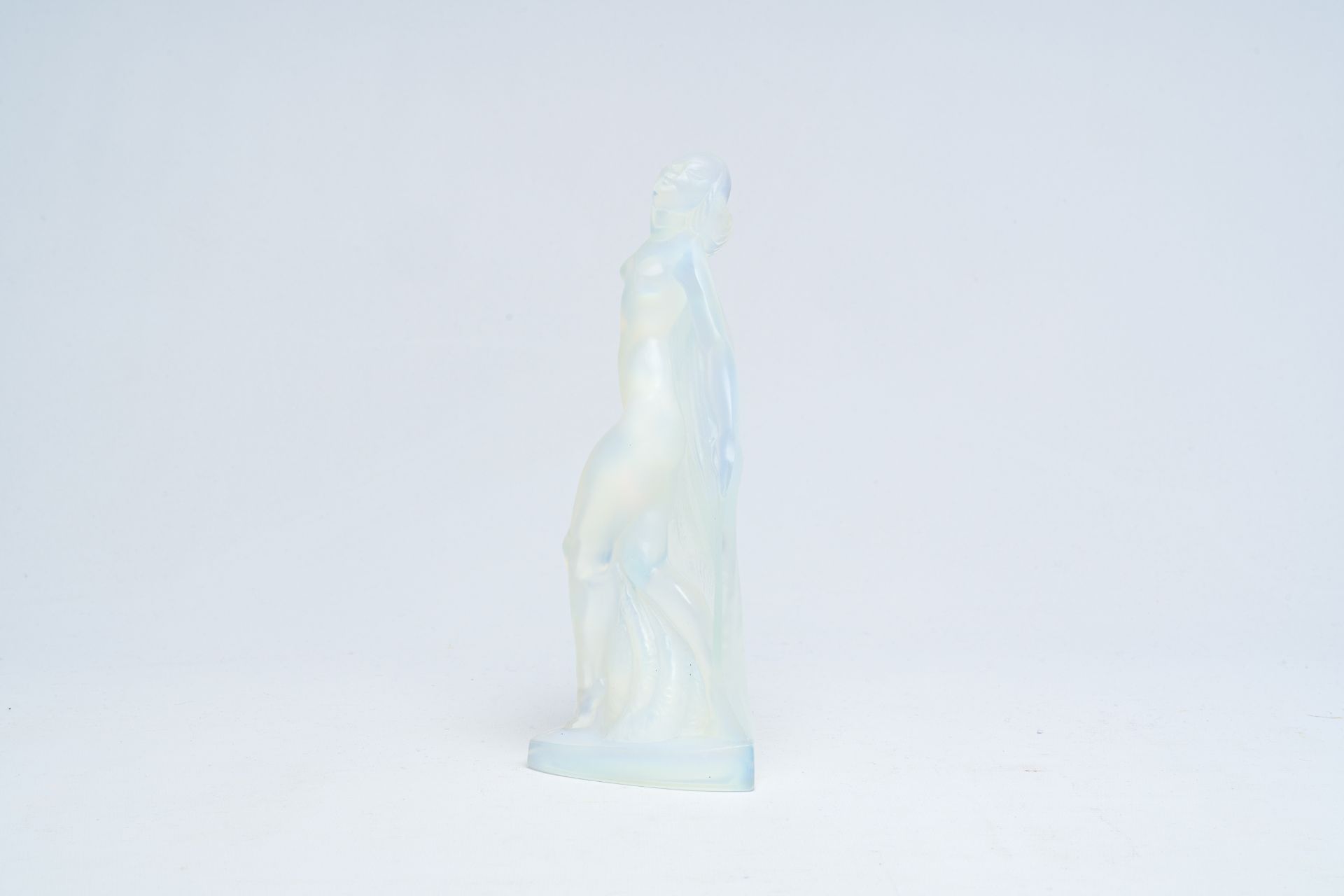 A French Sabino opalescent glass figurine of Isadora Duncan, 20th C. - Bild 9 aus 13