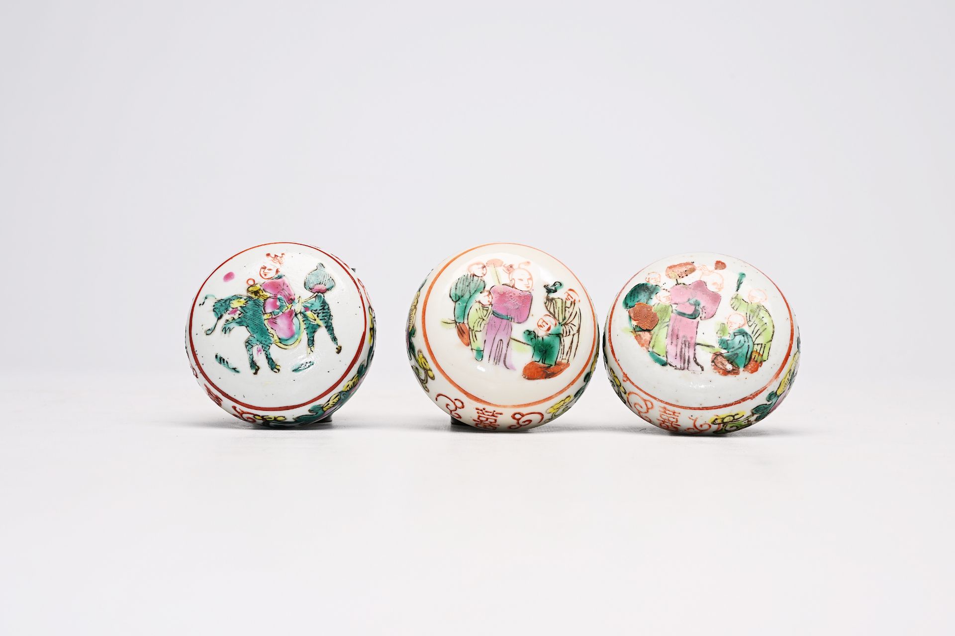 A varied collection of Chinese famille rose and qianjiang cai porcelain, 19th/20th C. - Image 55 of 58