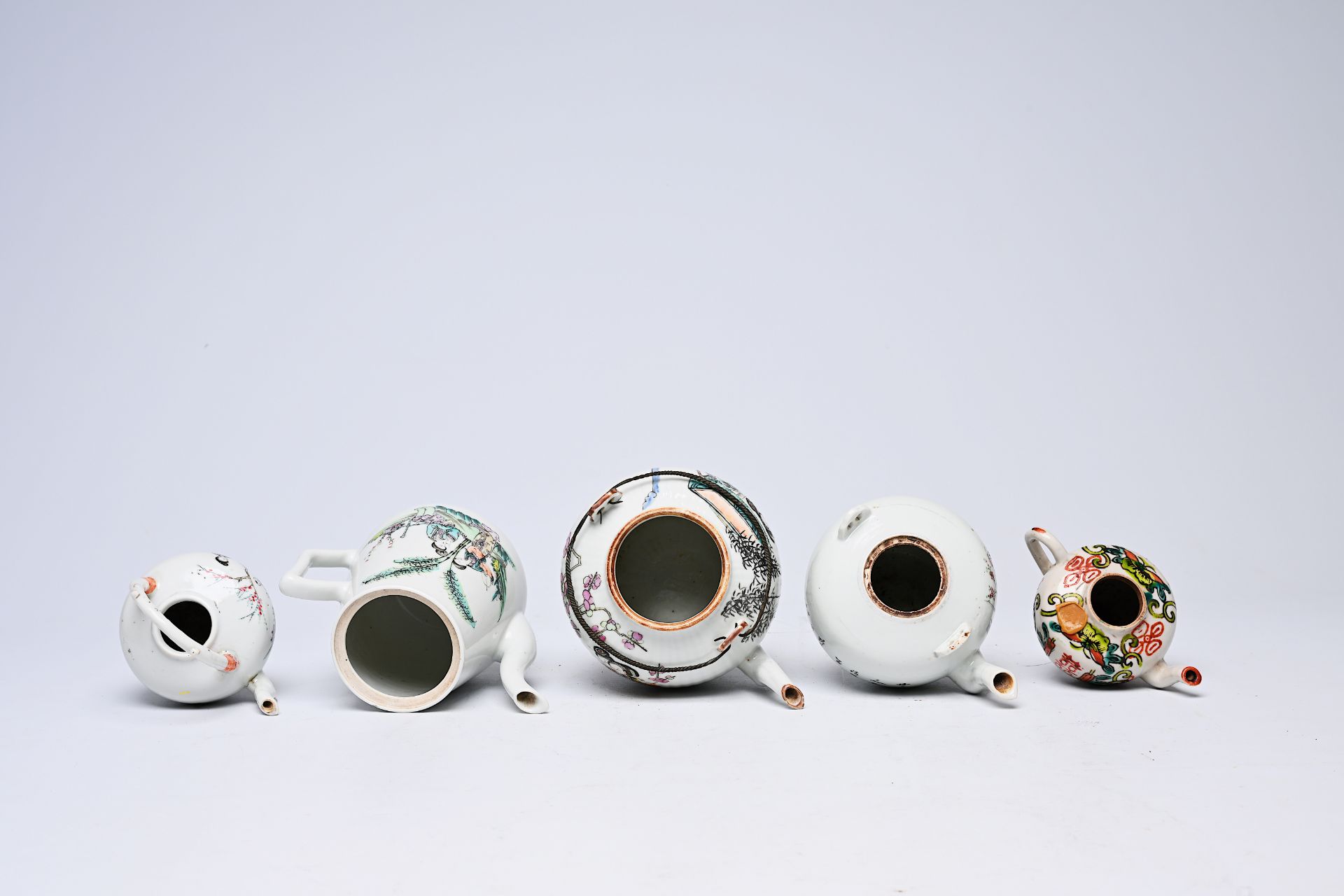 Five Chinese famille rose and qianjiang cai teapots and covers with floral and figurative design, 19 - Bild 6 aus 8