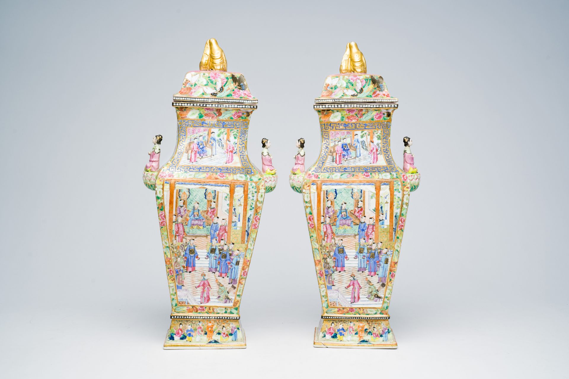 A pair of fine quadrangular Chinese Canton famille rose vases and covers with palace scenes and figu - Bild 8 aus 48
