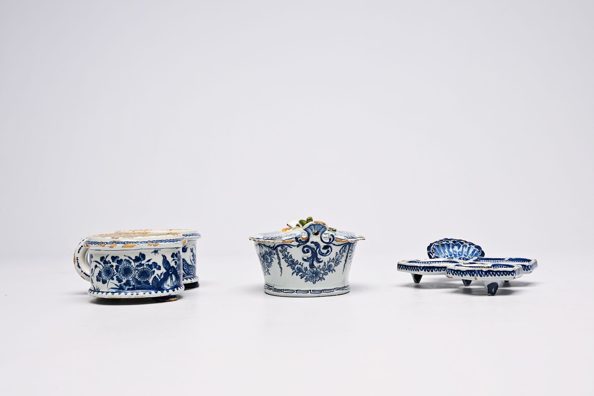 A Dutch Delft blue and white butter tub, an oil and vinegar holder and a spice dish with floral desi - Bild 6 aus 9