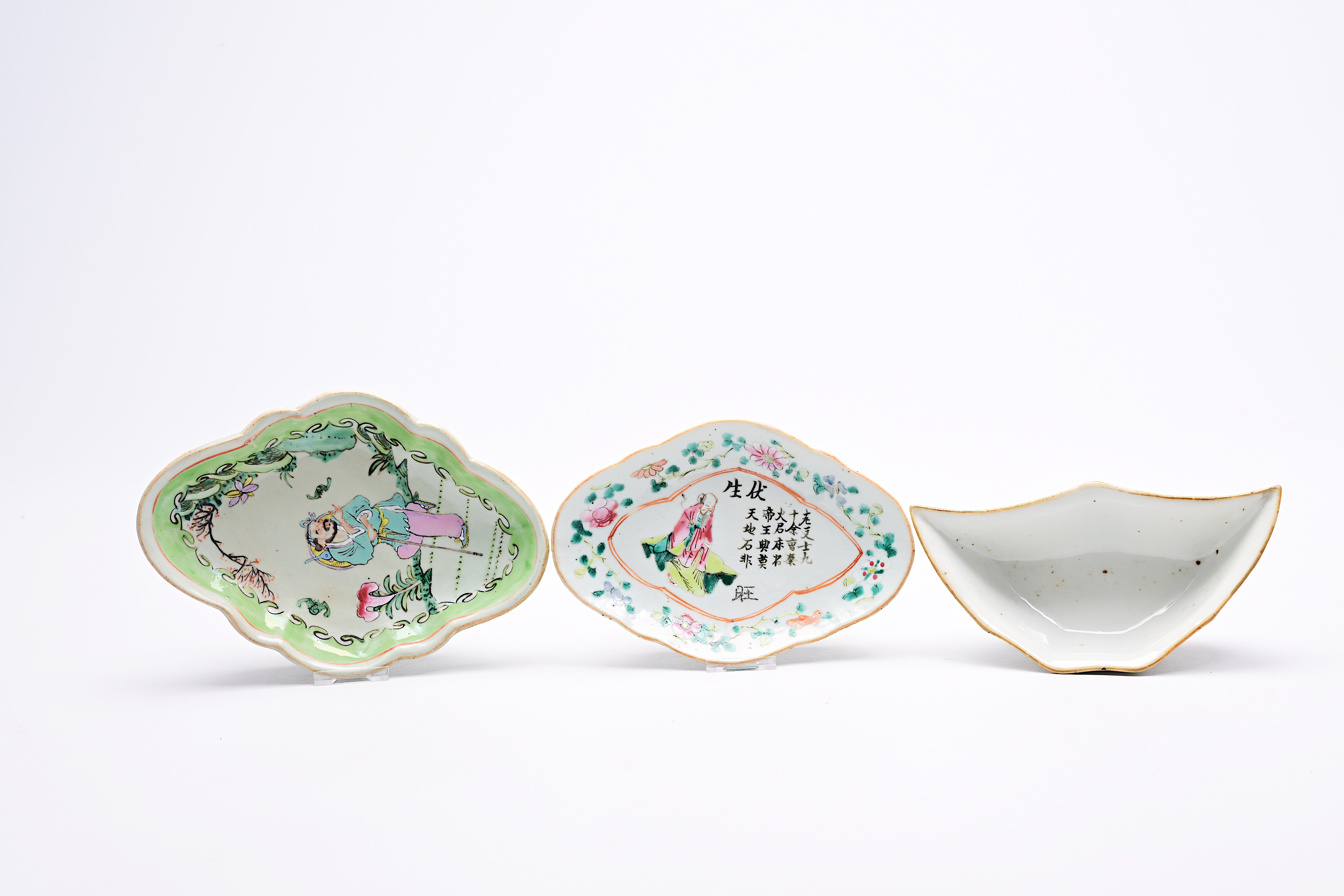 A varied collection of Chinese famille rose and qianjiang cai porcelain, 19th/20th C. - Image 28 of 40