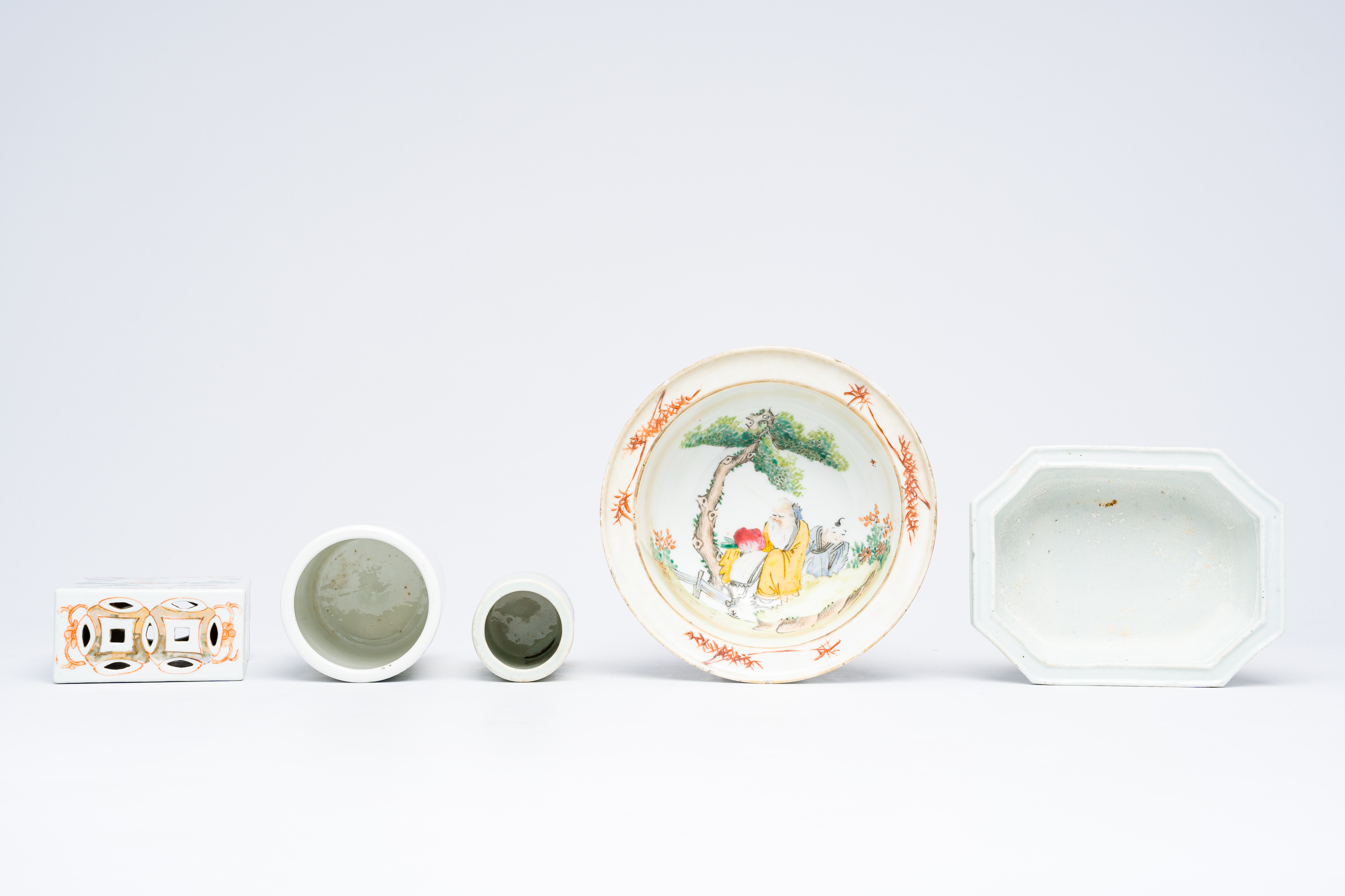 A varied collection of Chinese qianjiang cai and famille rose porcelain, 19th/20th C. - Image 11 of 14