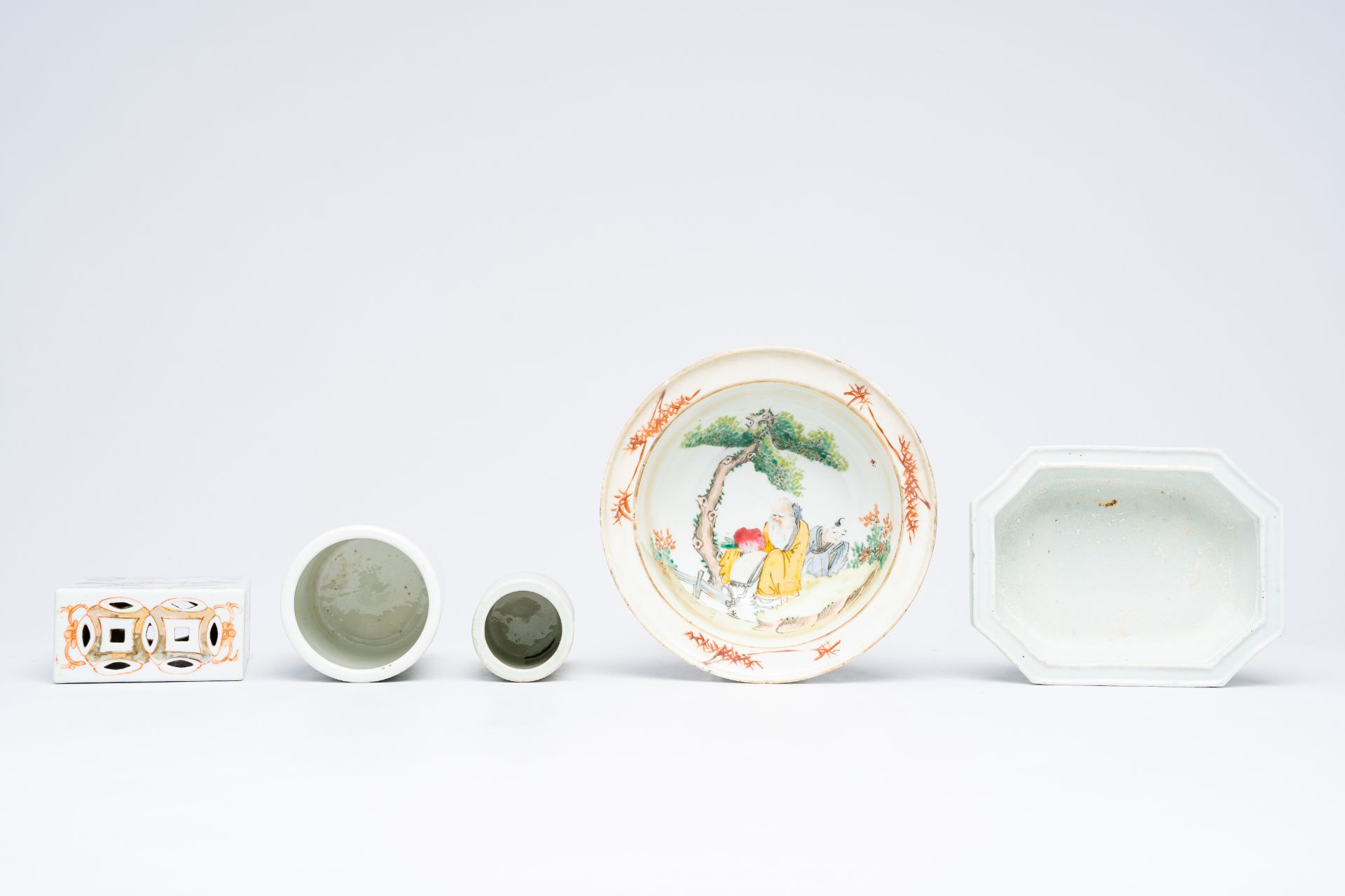 A varied collection of Chinese qianjiang cai and famille rose porcelain, 19th/20th C. - Bild 11 aus 14