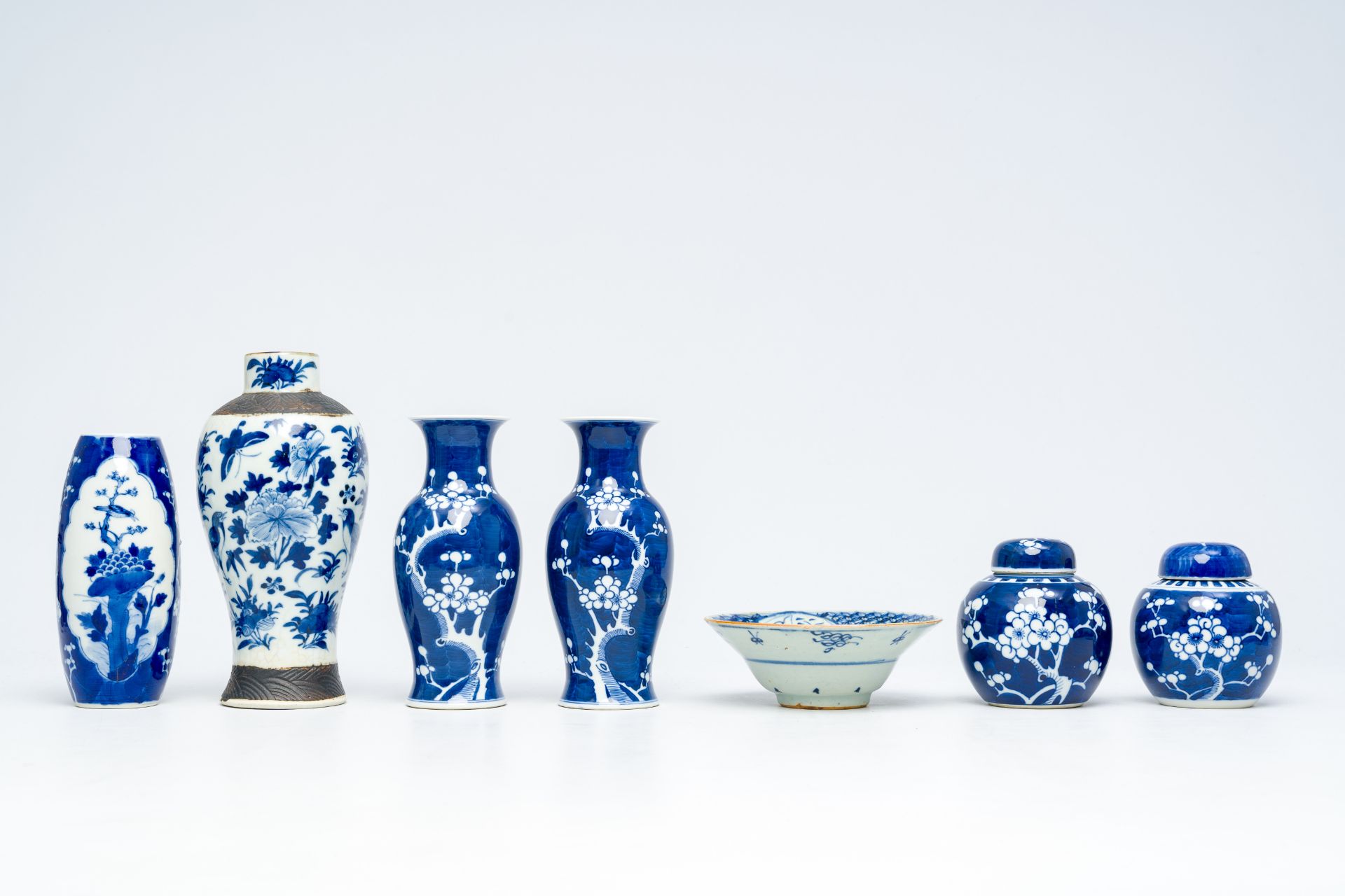 A varied collection of Chinese blue and white porcelain with floral design, 19th/20th C. - Image 4 of 18