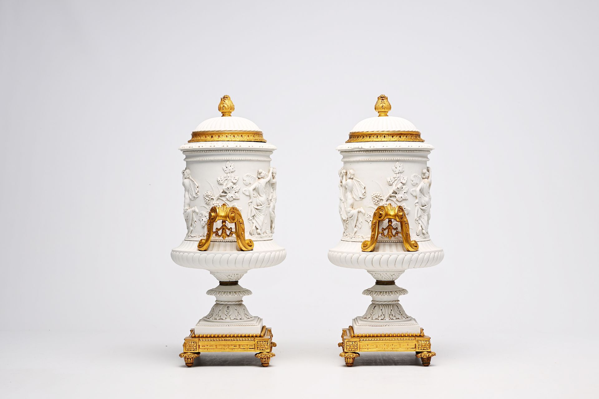 A pair of French biscuit gilt bronze mounted vases and covers with a frieze with bacchantes, Sevres - Bild 3 aus 14