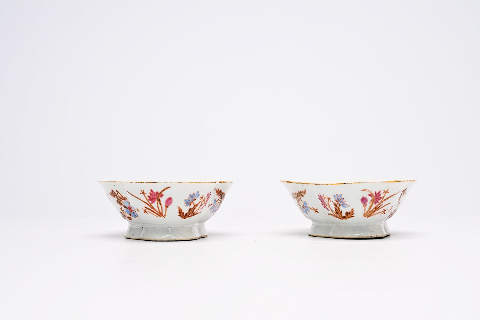 A pair of Chinese lobed famille rose bowls with floral design, 19th C. - Image 18 of 24