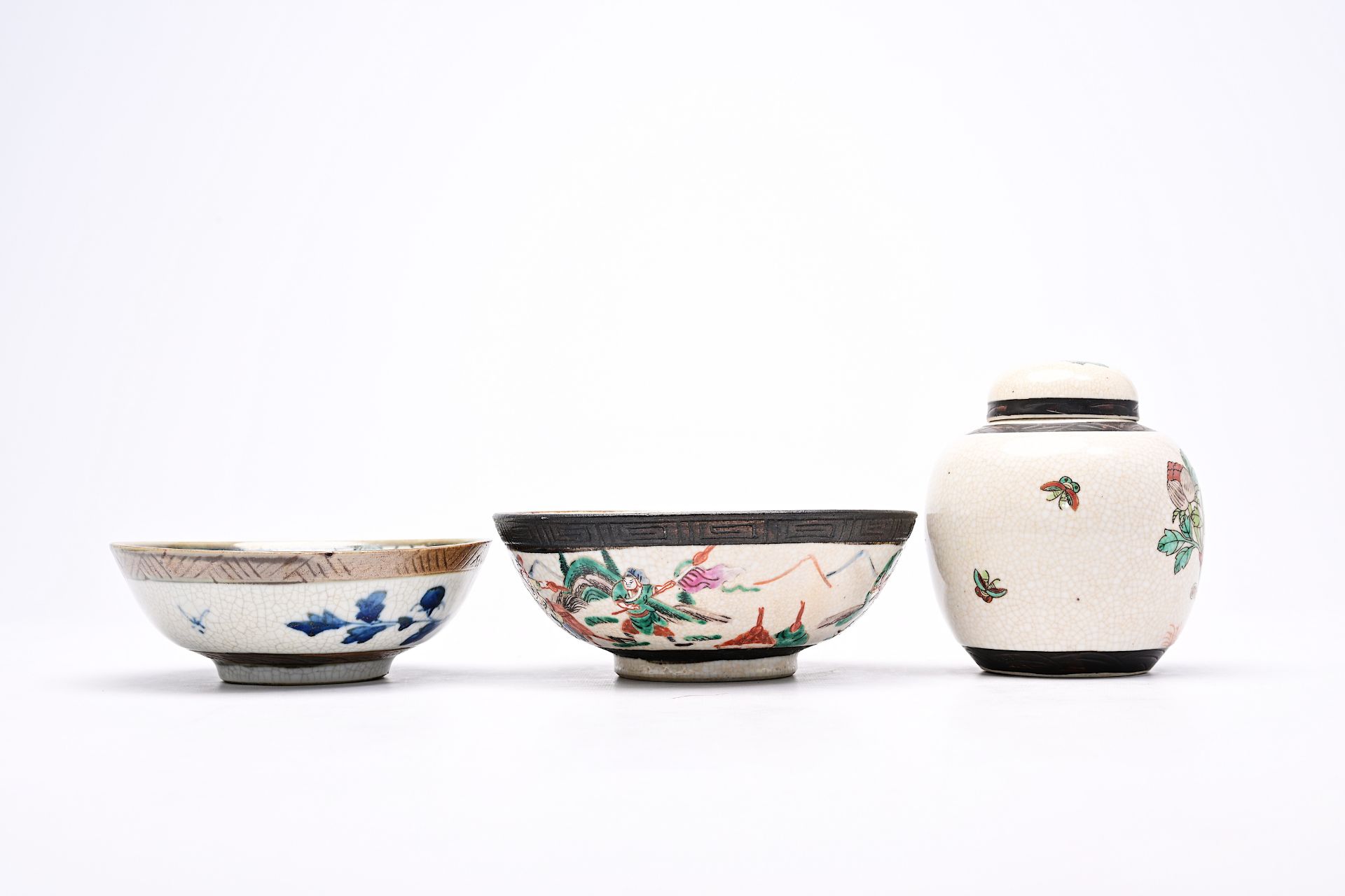 A varied collection of Chinese famille rose, verte and blue and white porcelain, 19th/20th C. - Bild 36 aus 48