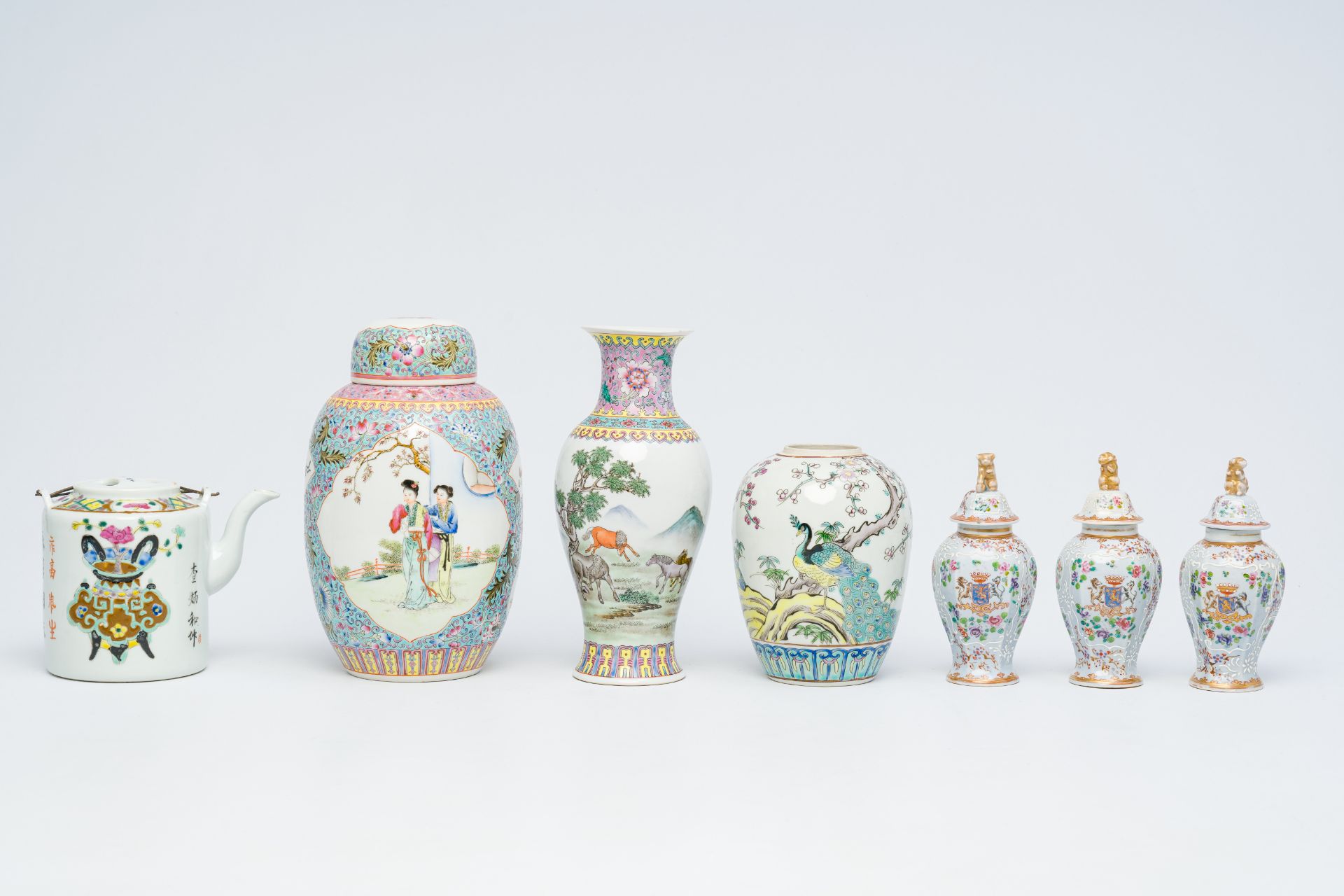 A varied collection of Chinese famille rose porcelain and three French Samson famille rose style 'ar - Bild 3 aus 17