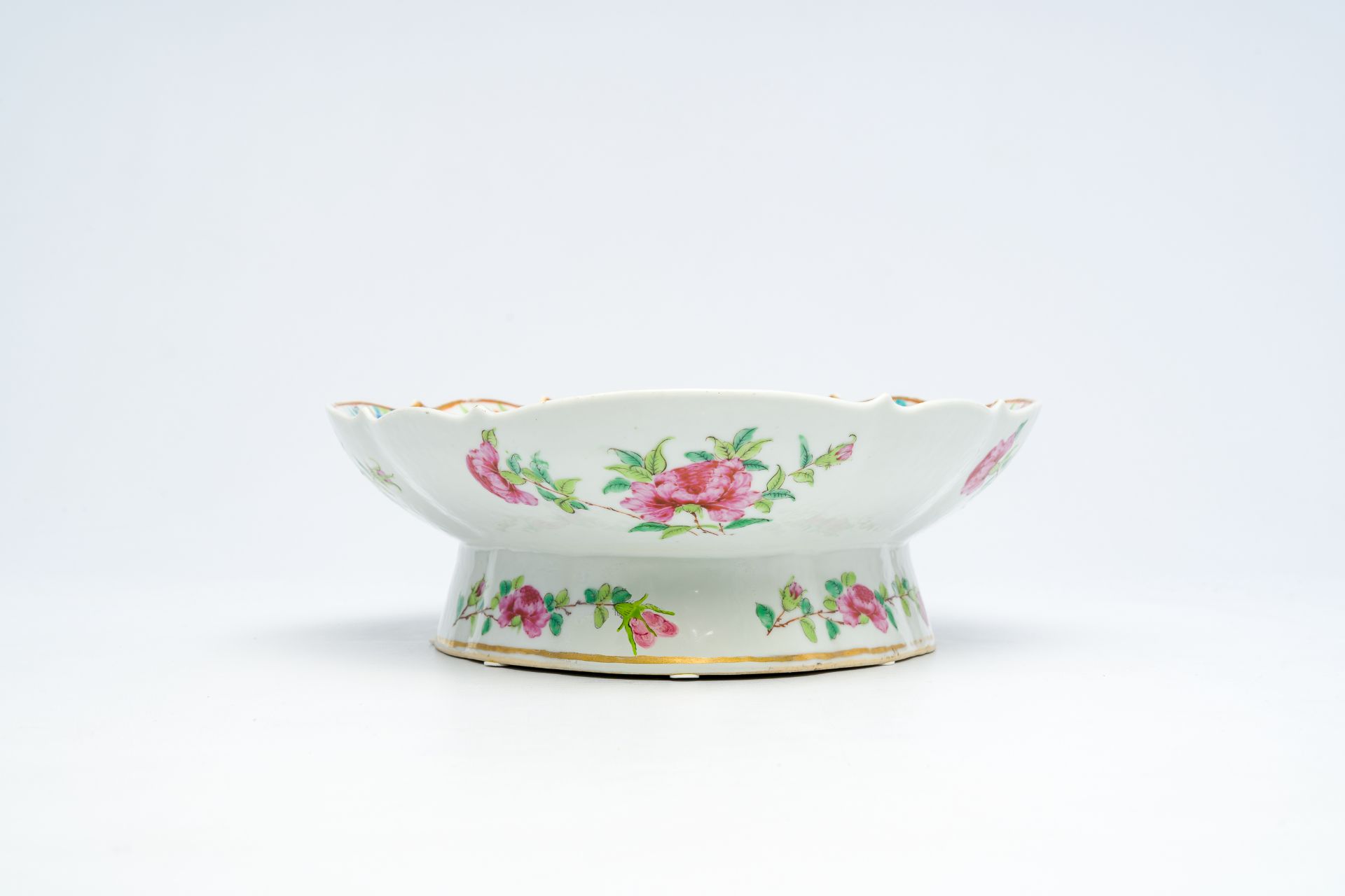 A Chinese Canton famille rose lobed bowl on foot with an animated palace scene and floral design, 19 - Bild 5 aus 7