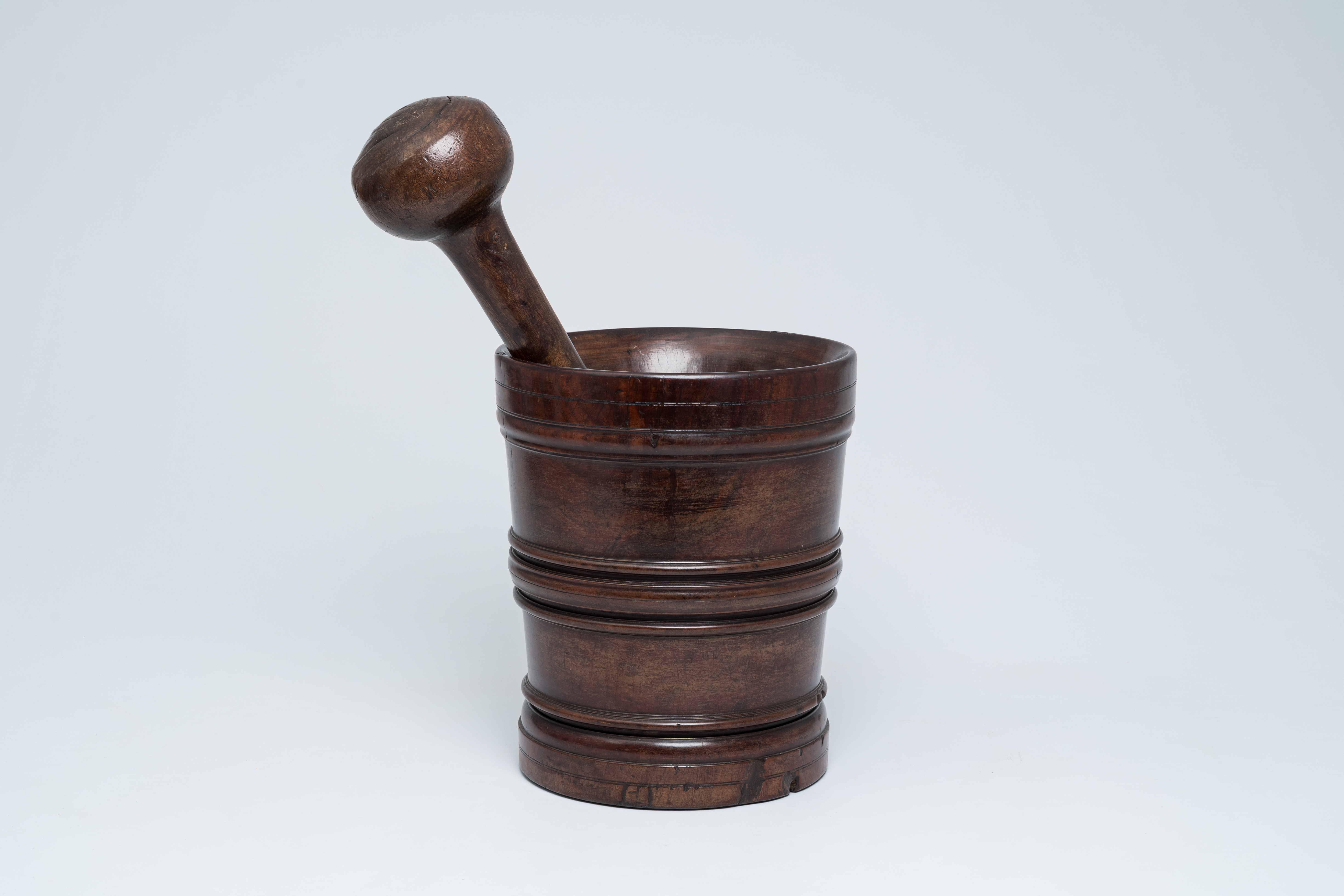 A large English turned wood mortar and pestle, second half 17th C. - Image 2 of 12