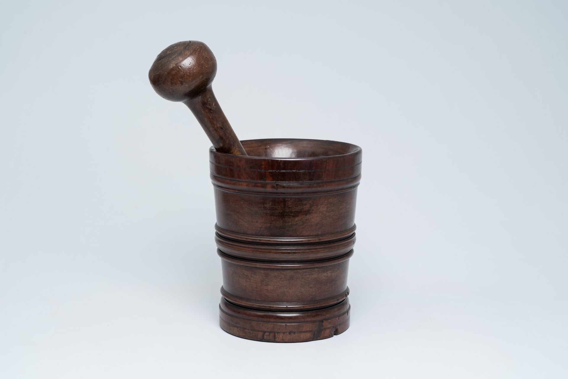 A large English turned wood mortar and pestle, second half 17th C. - Bild 2 aus 12