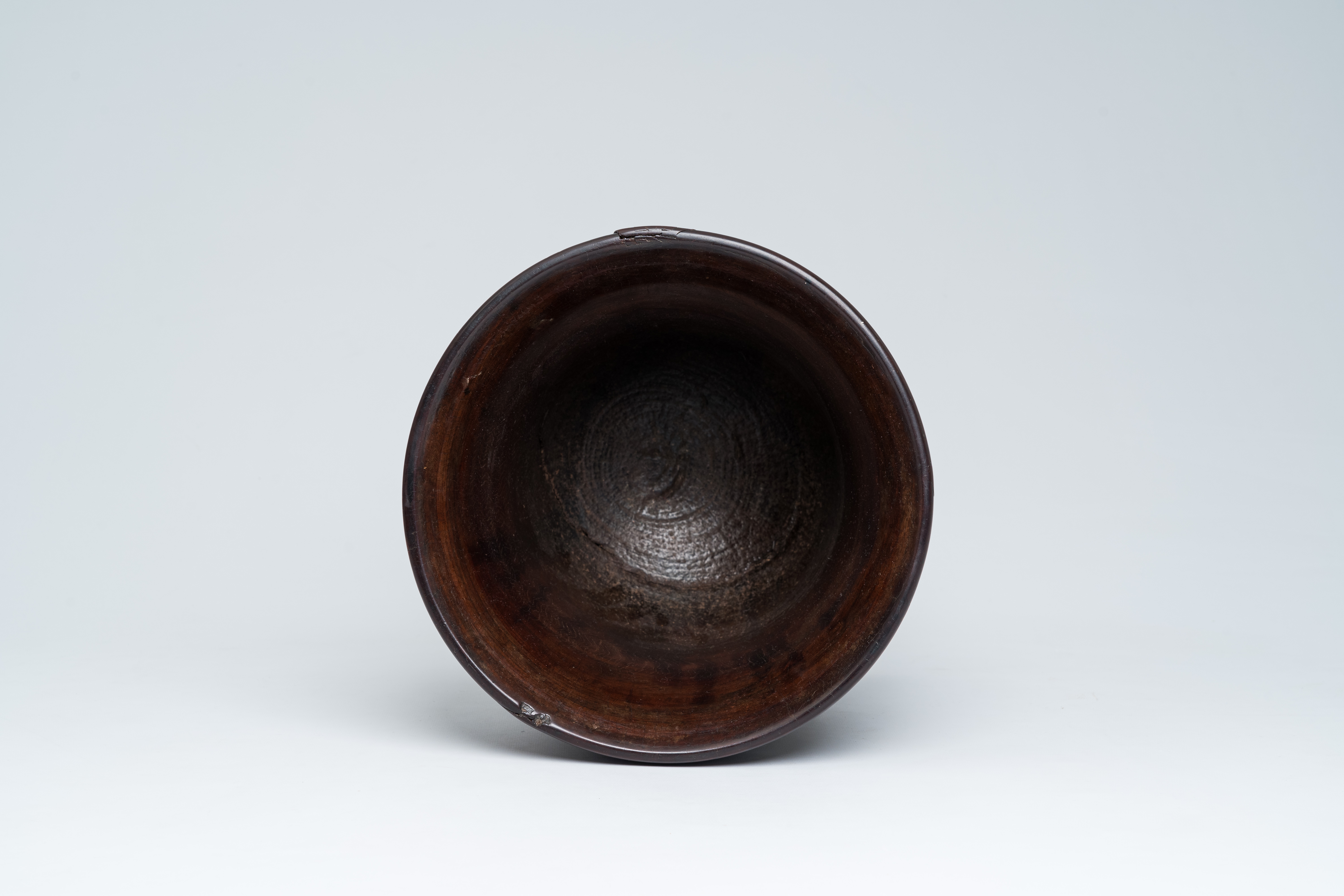 A large English turned wood mortar and pestle, second half 17th C. - Image 7 of 12