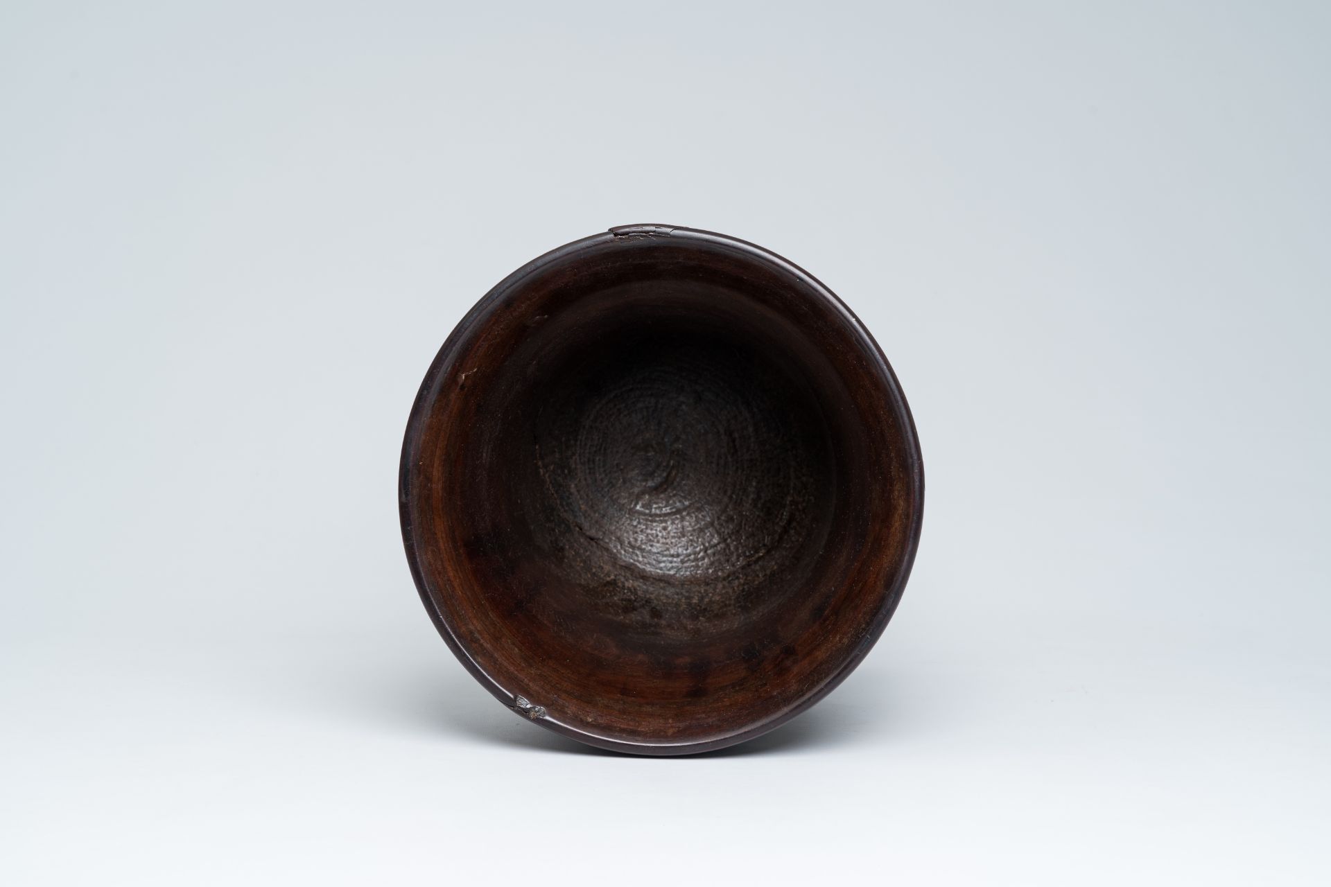 A large English turned wood mortar and pestle, second half 17th C. - Bild 7 aus 12