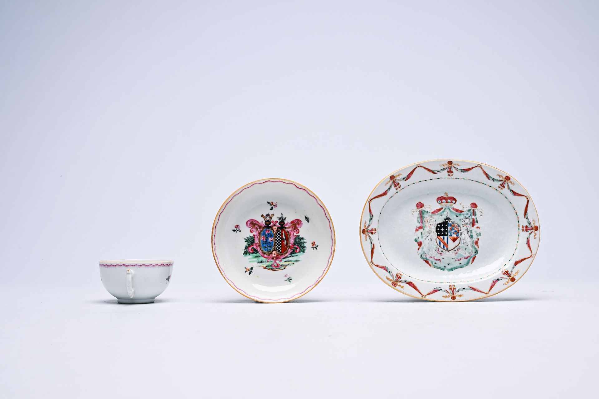 A Chinese famille rose armorial oval dish and a cup and saucer, Qianlong - Bild 3 aus 5