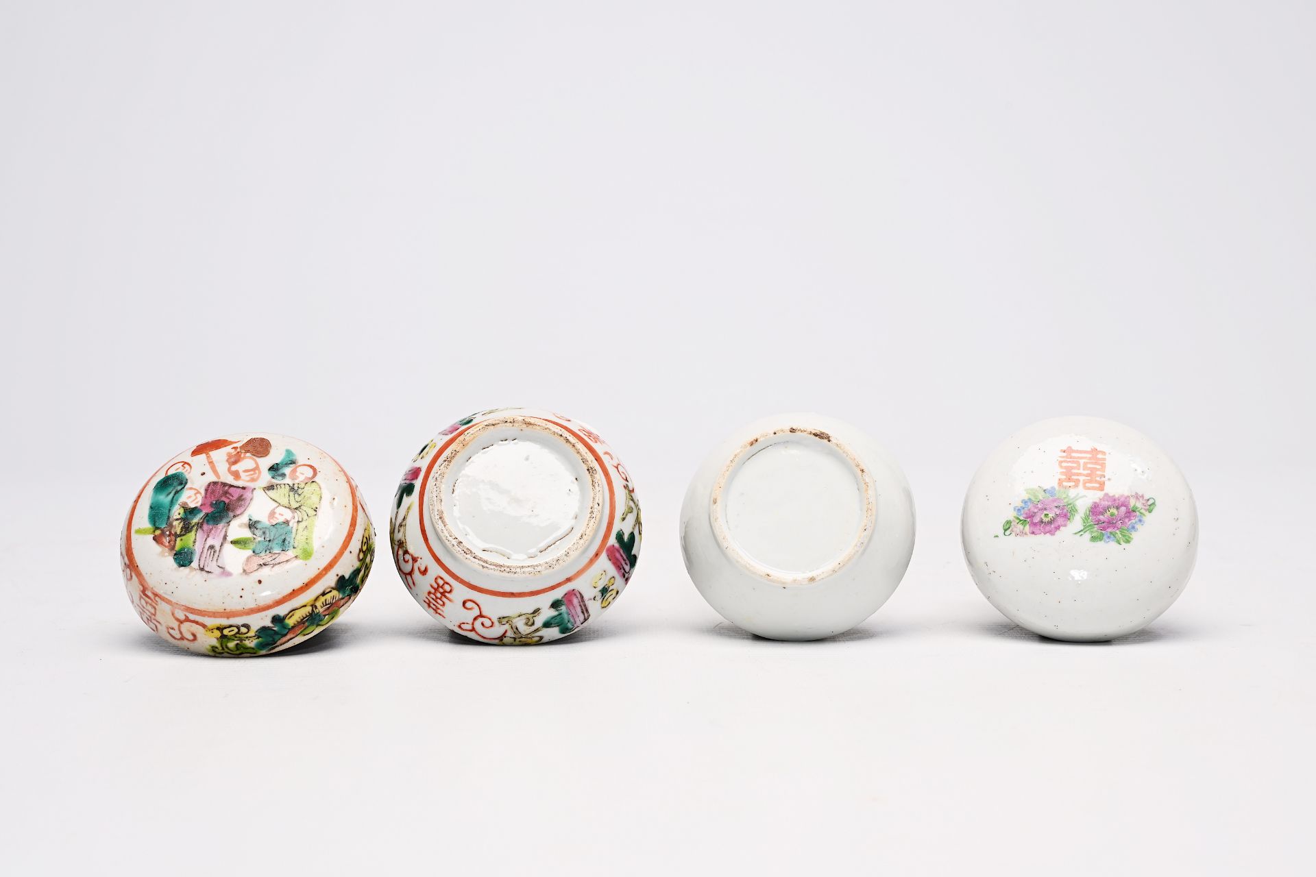 A varied collection of Chinese famille rose and qianjiang cai porcelain, 19th/20th C. - Bild 58 aus 58