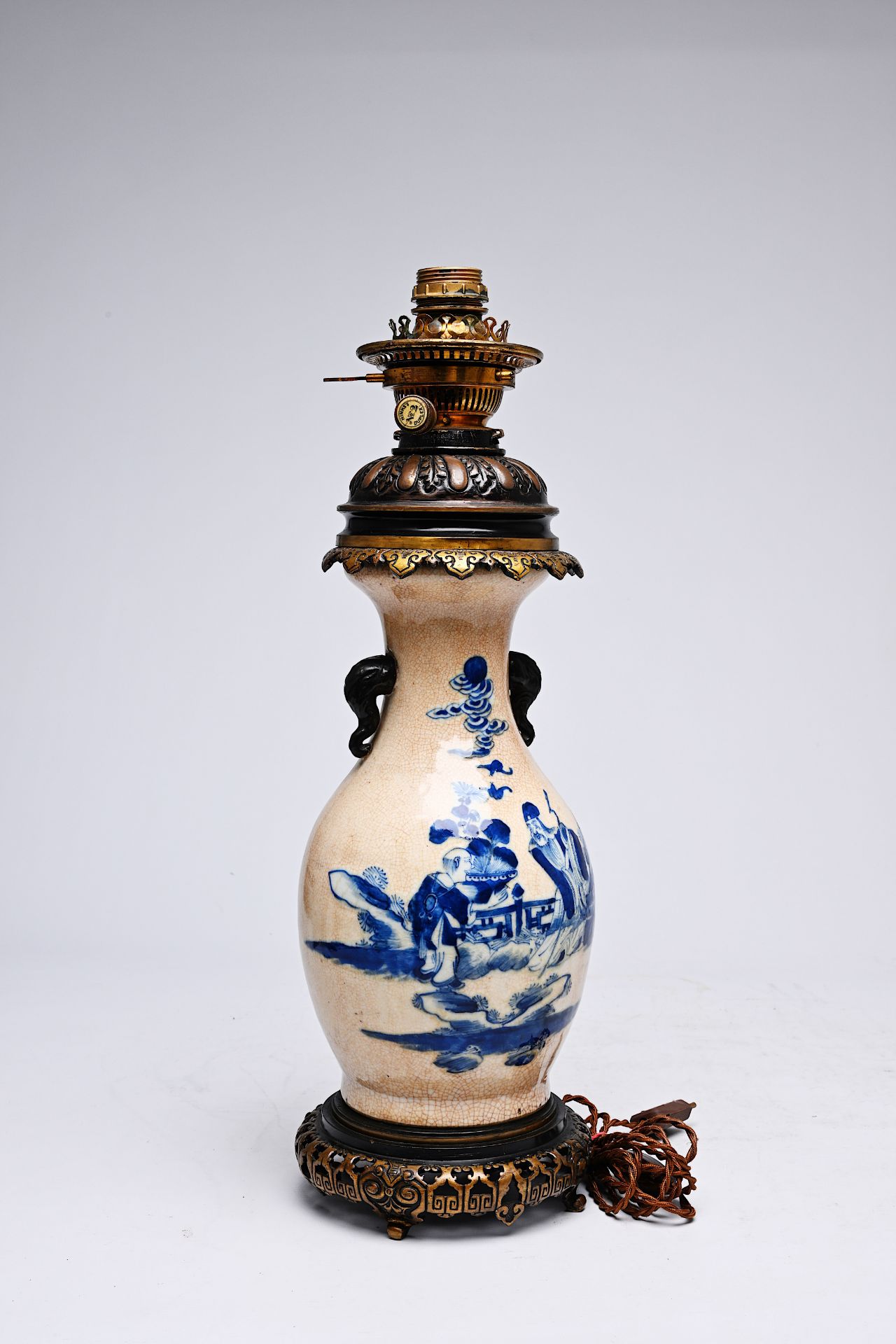 A Chinese blue and white Nanking crackle glazed vase with an immortal and his servant mounted as a l - Bild 19 aus 20